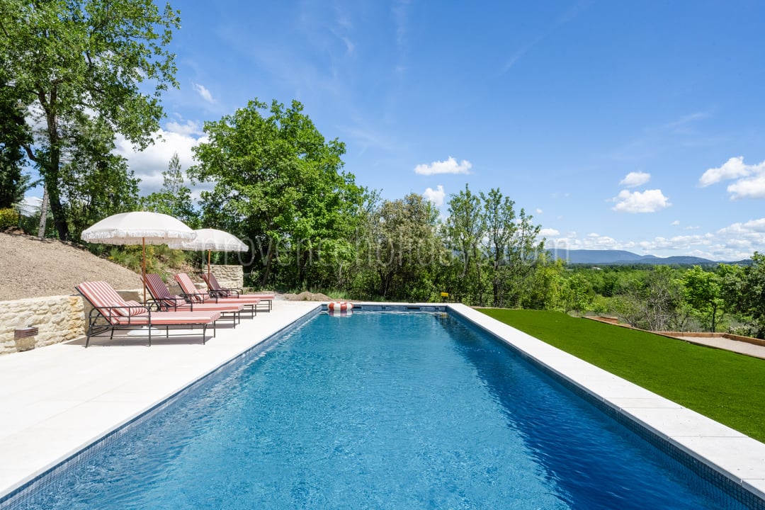 Design-Immobilie mit Schwimmbad und Panoramablick auf den Luberon