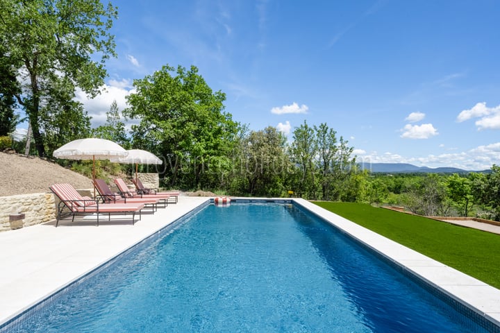 Design property with swimming pool and panoramic view of the Luberon