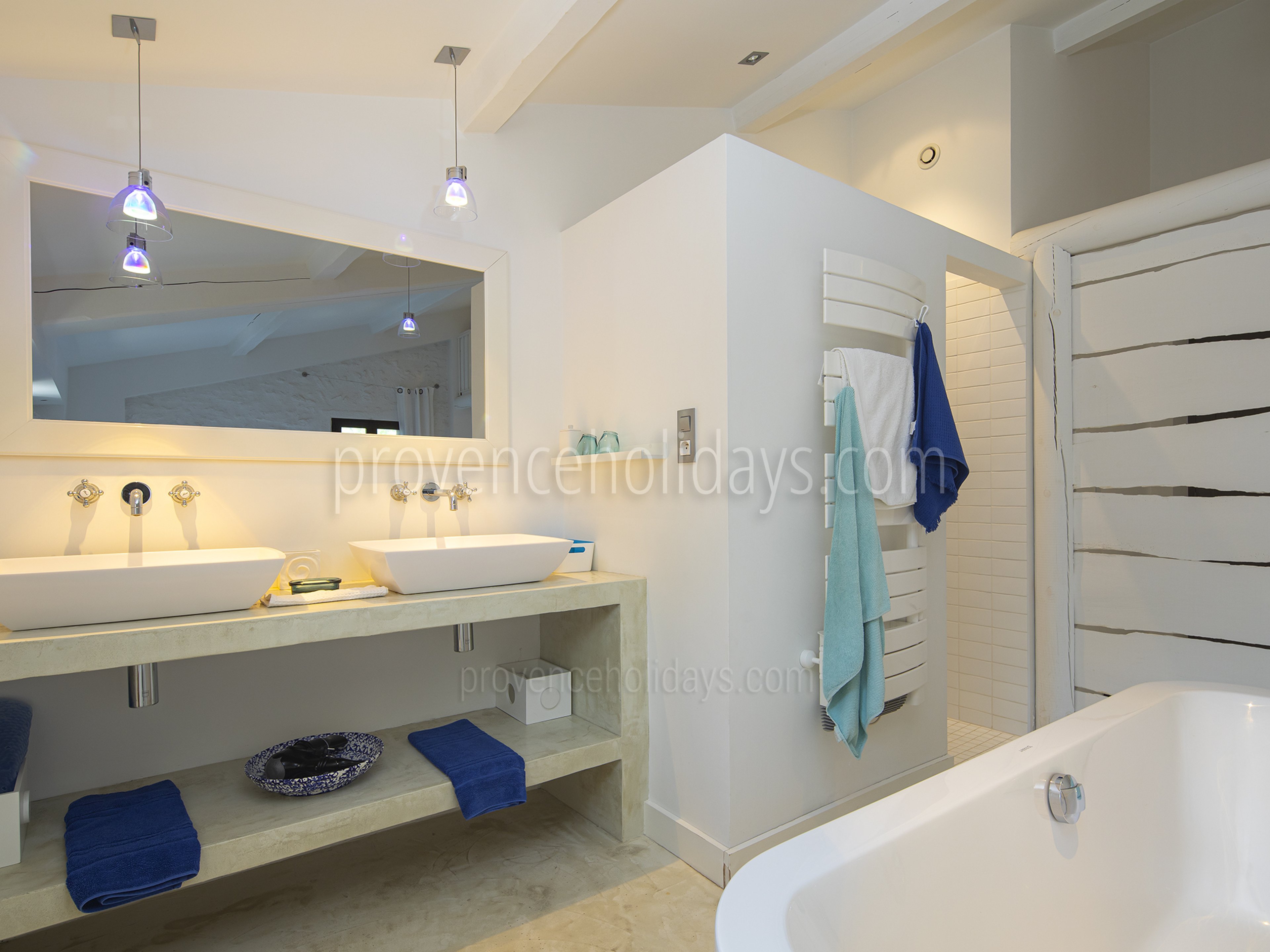 24 - Bergerie de Beaumes: Villa: Bathroom