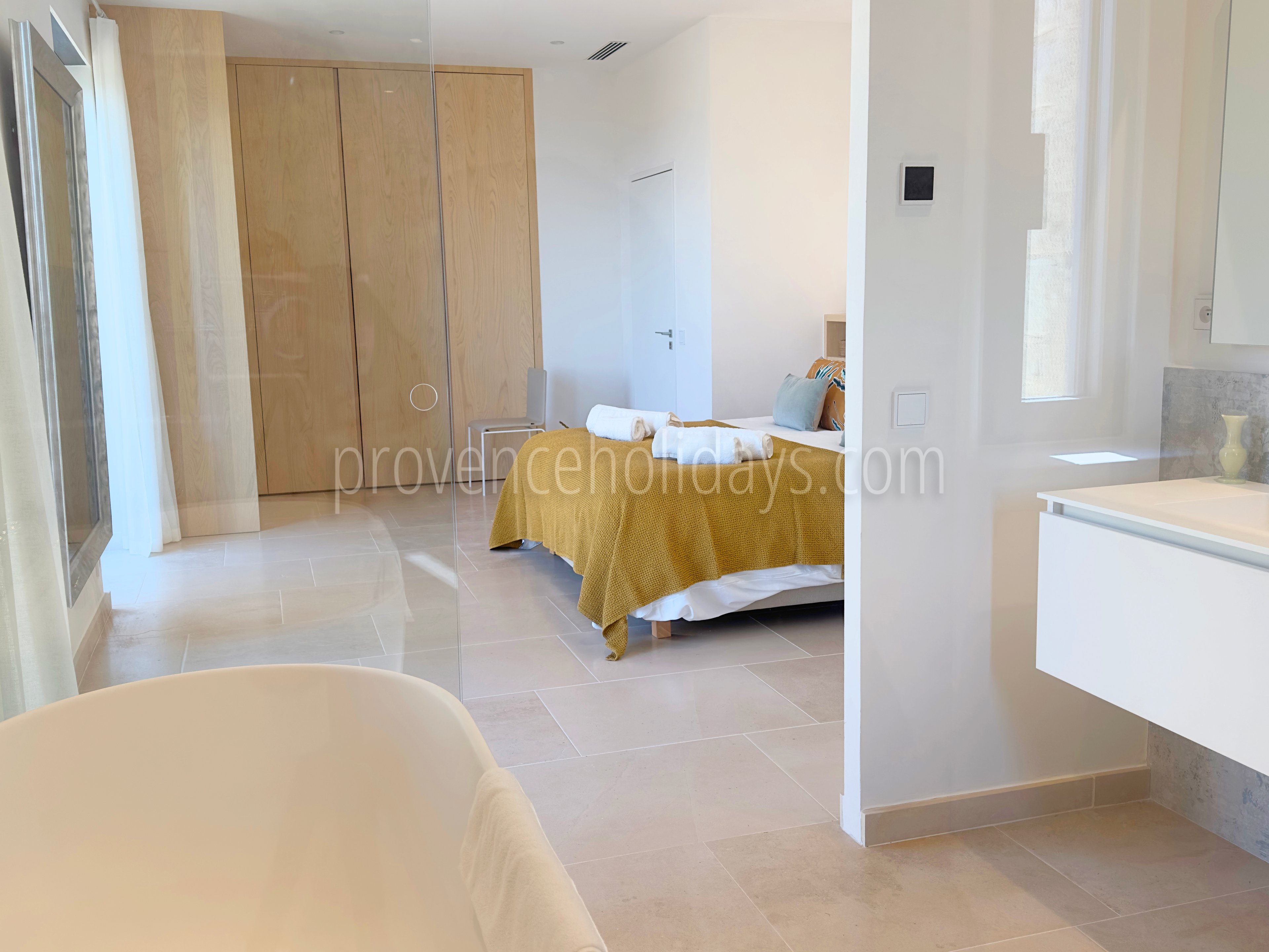 27 - Domaine Altavista: Villa: Bedroom 1