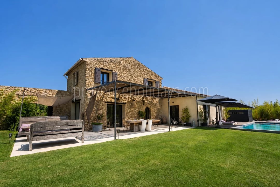 TE KOOP – Charmante woning met zwembad in Vaugines, vlakbij Lourmarin – panoramisch uitzicht op de Luberon.