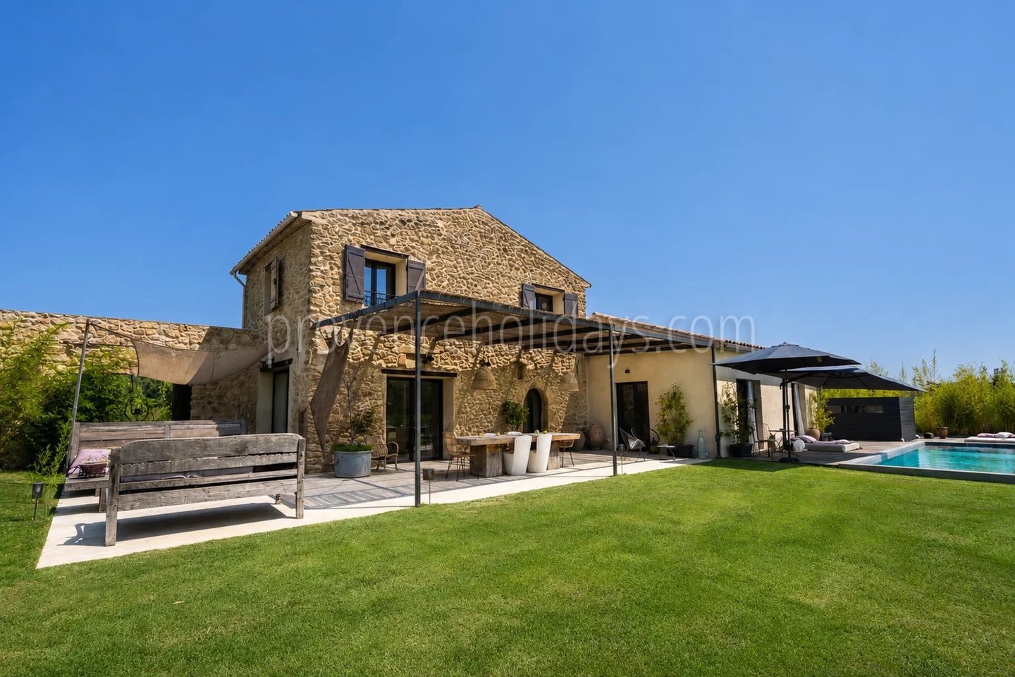 1 - Maison rénovée à Cucuron: Villa: Exterior