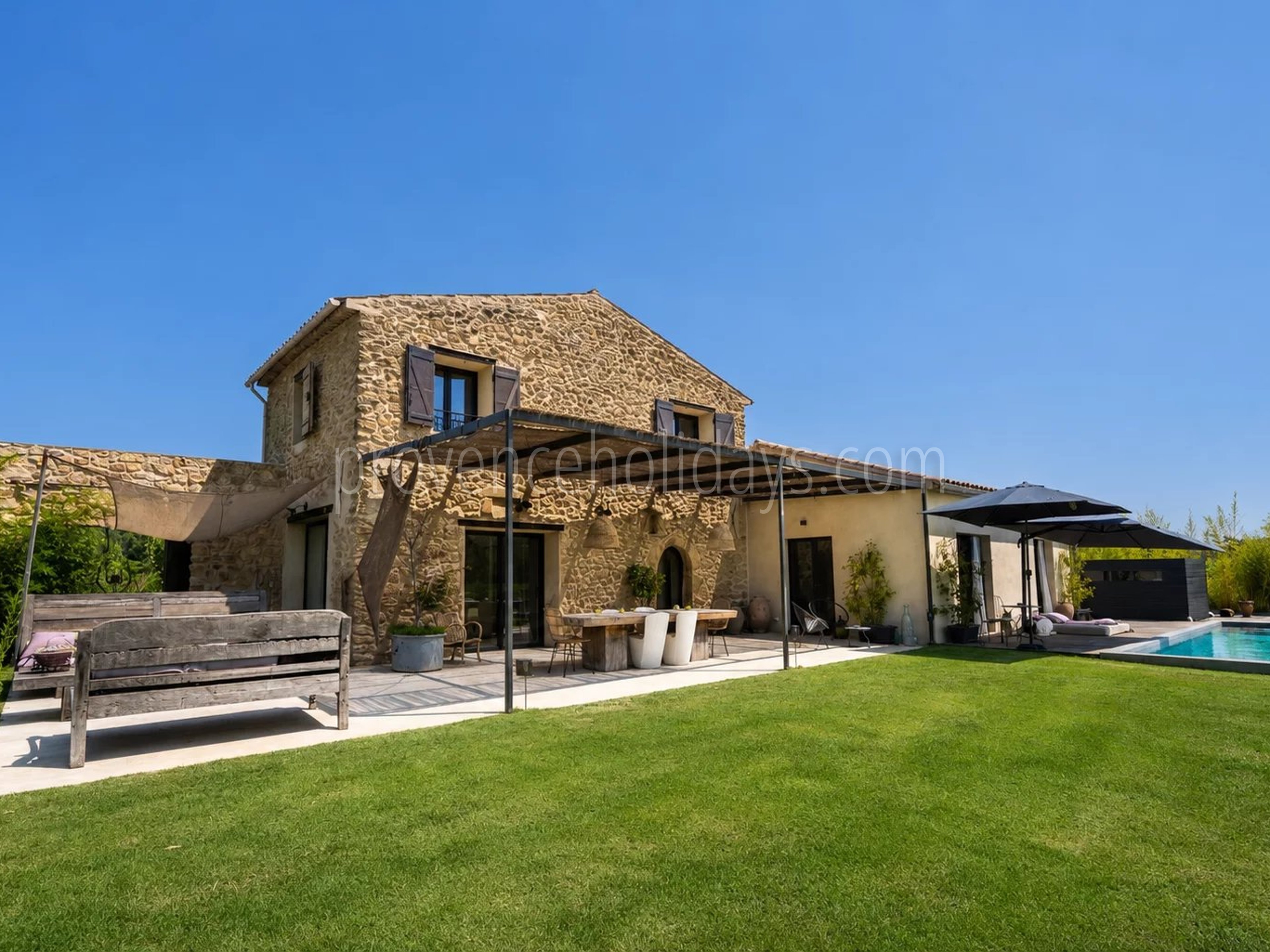 1 - FOR SALE – Charming property with a pool in Vaugines, near Lourmarin – panoramic view of the Luberon.: Villa: Exterior