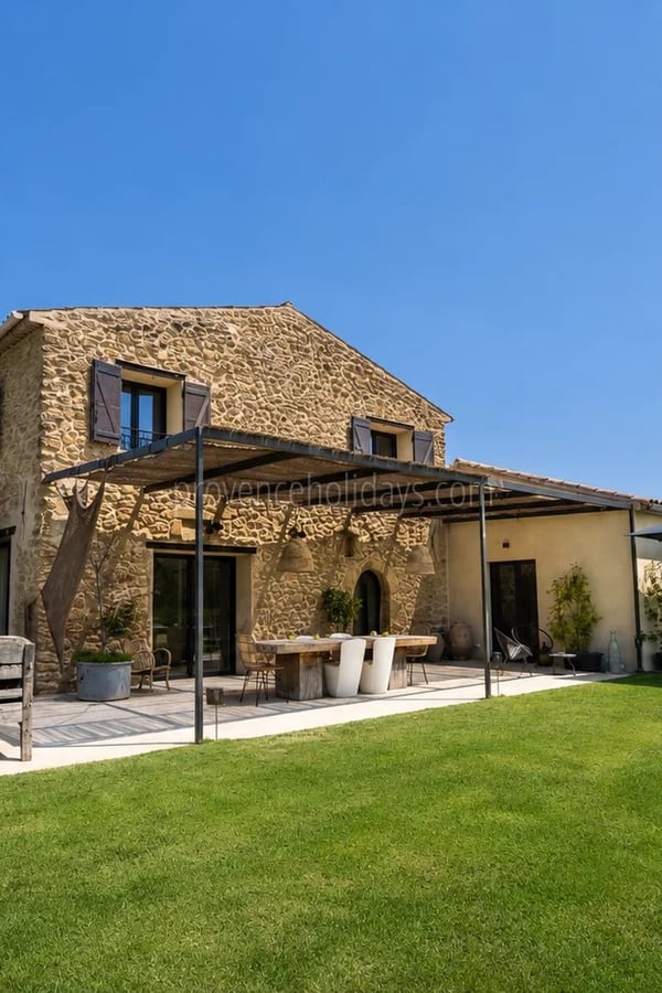 1 - TE KOOP – Charmante woning met zwembad in Vaugines, vlakbij Lourmarin – panoramisch uitzicht op de Luberon.: Villa: Exterior