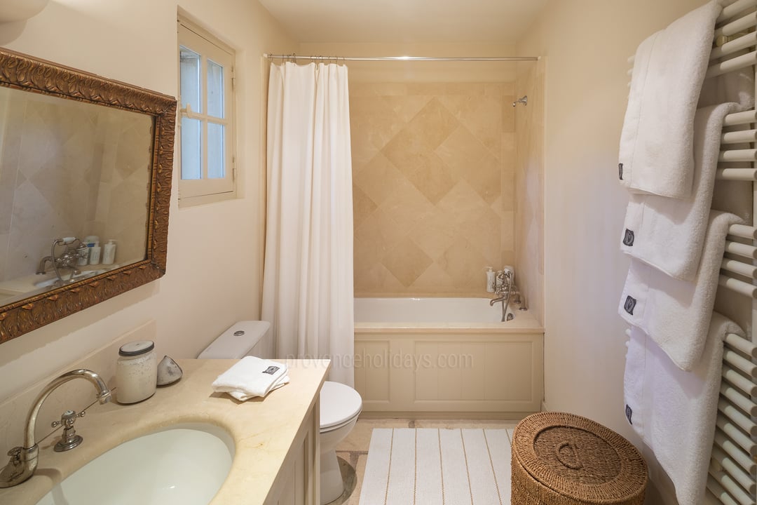 47 - Mas Provence: Villa: Bathroom