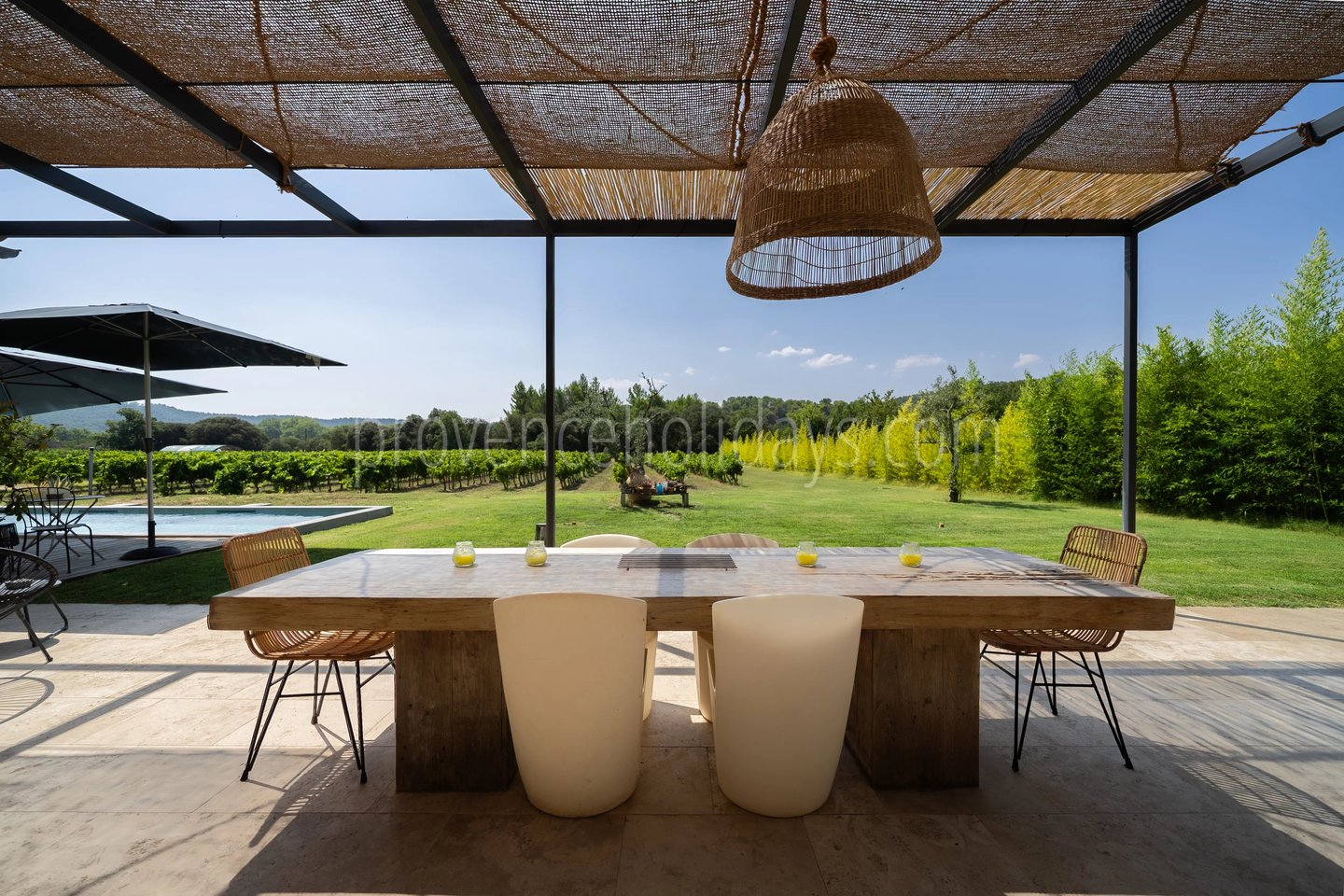 2 - Maison rénovée à Cucuron: Villa: Exterior