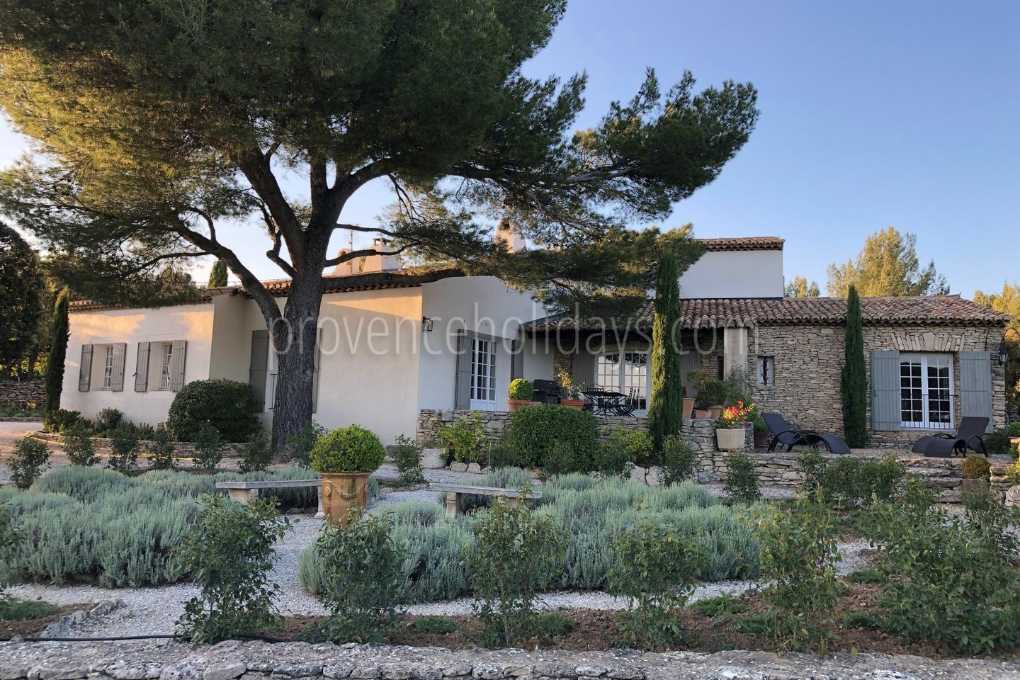 12 - Mas de Gordes: Villa: Exterior