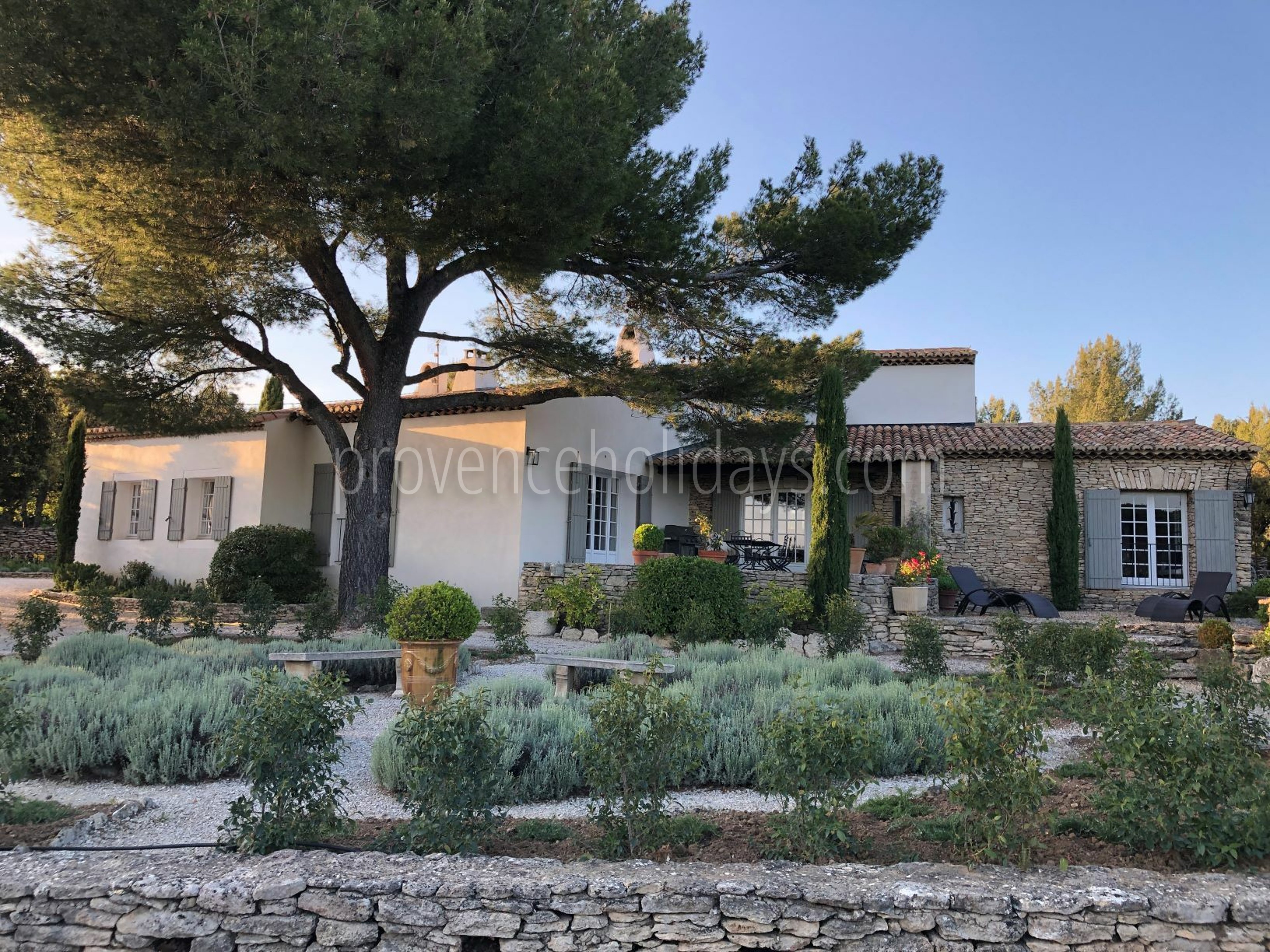 12 - Mas de Gordes: Villa: Exterior