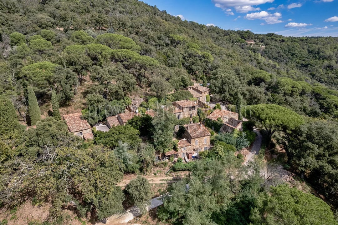 16 - Steinernes hameau in La Garde-Freinet: Villa: Exterior