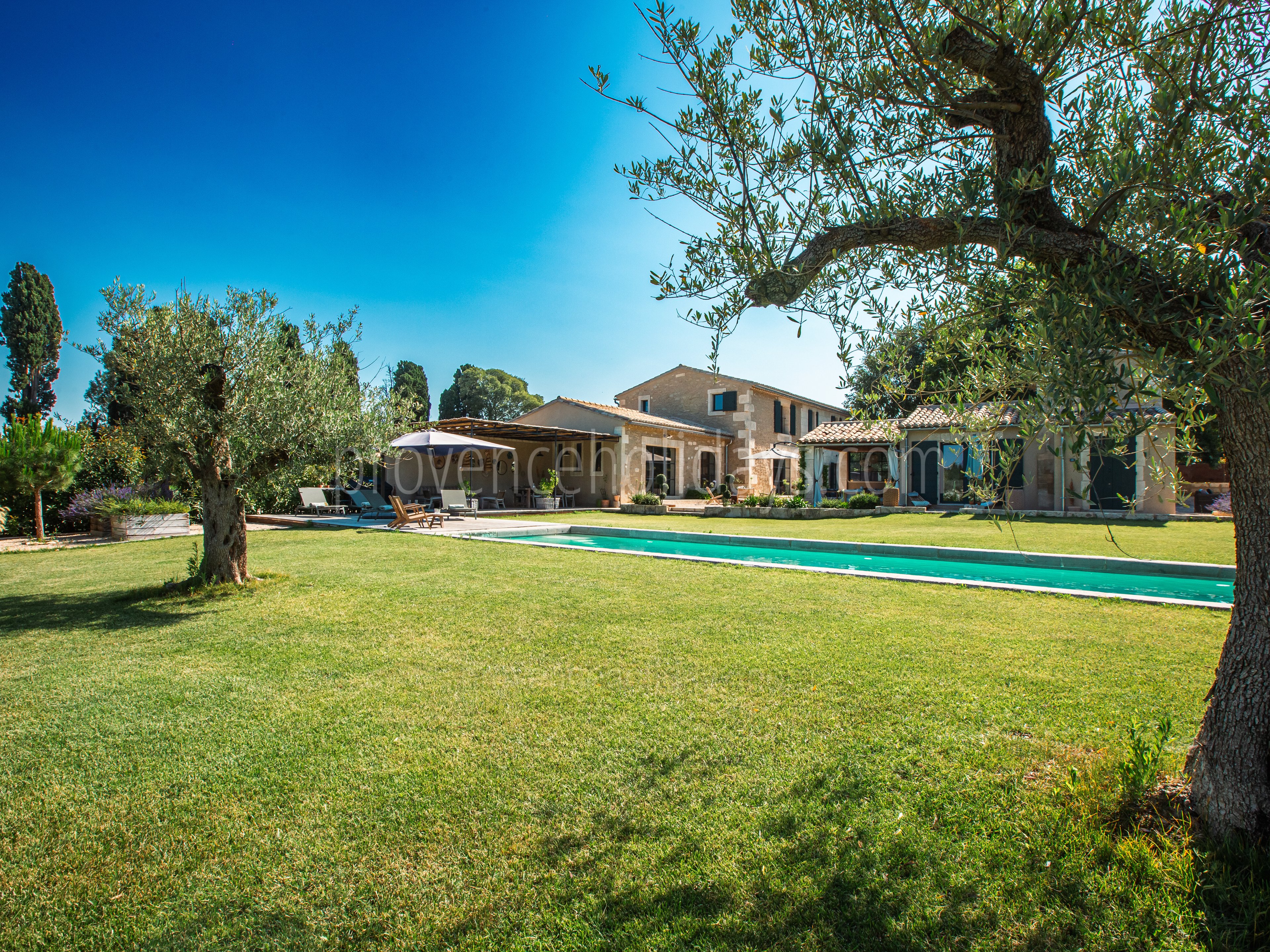 16 - Mas des Lumières: Villa: Exterior