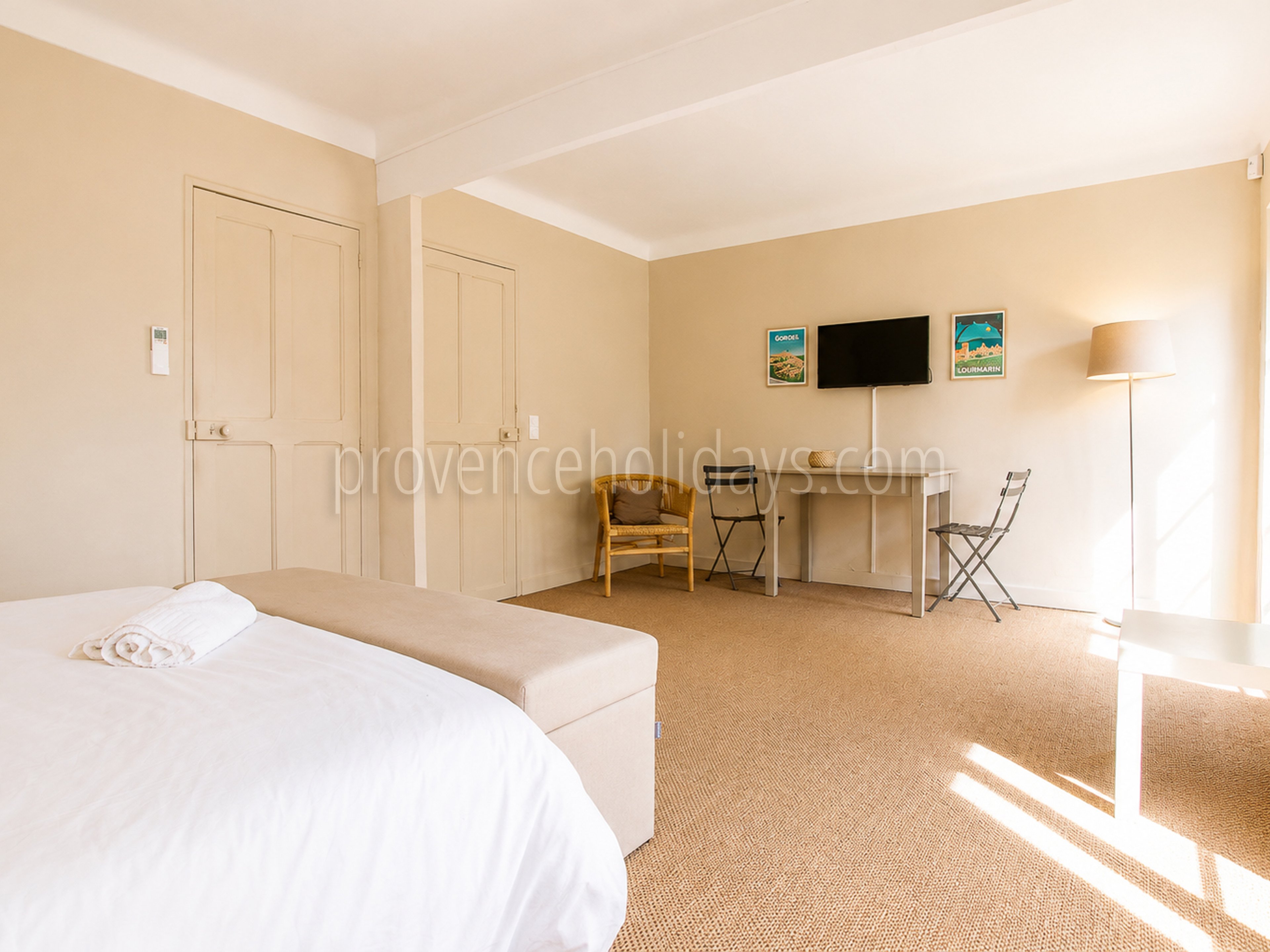 43 - Bauernhaus mit Blick auf den Luberon: Villa: Bedroom