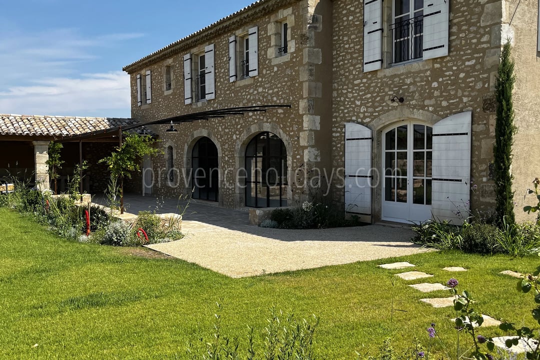 16 - Provençal mas in Eygalières: Villa: Exterior