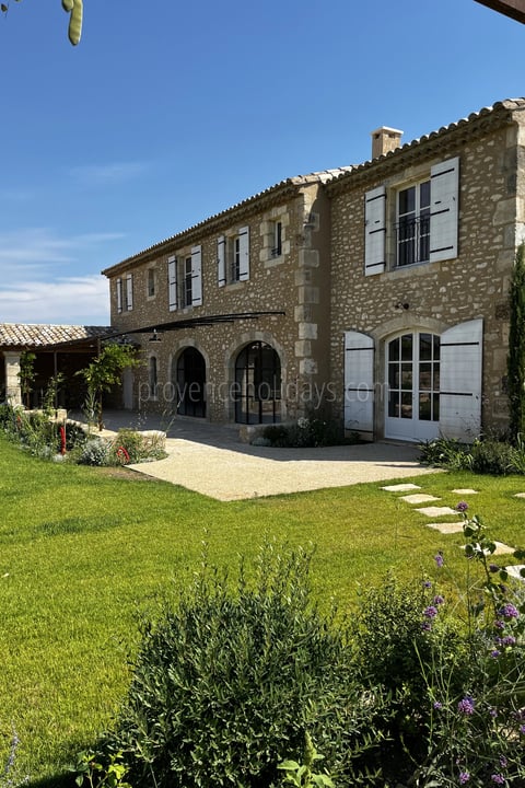 16 - Provençal mas in Eygalières: Villa: Exterior