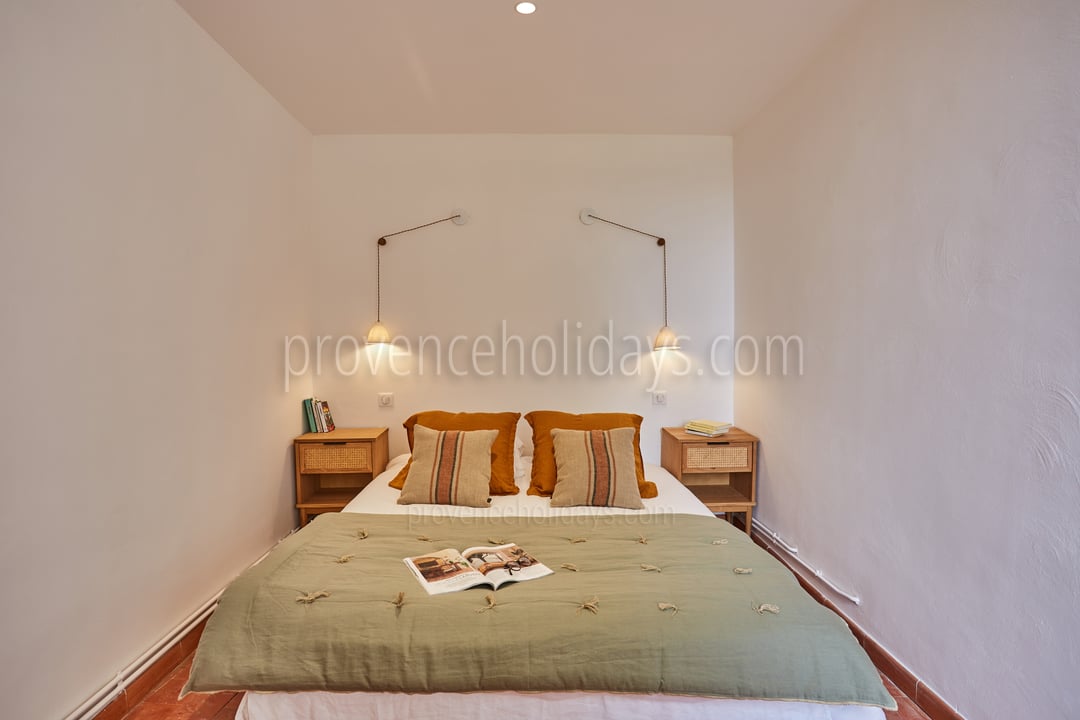 37 - La Maison de Goult: Villa: Bedroom