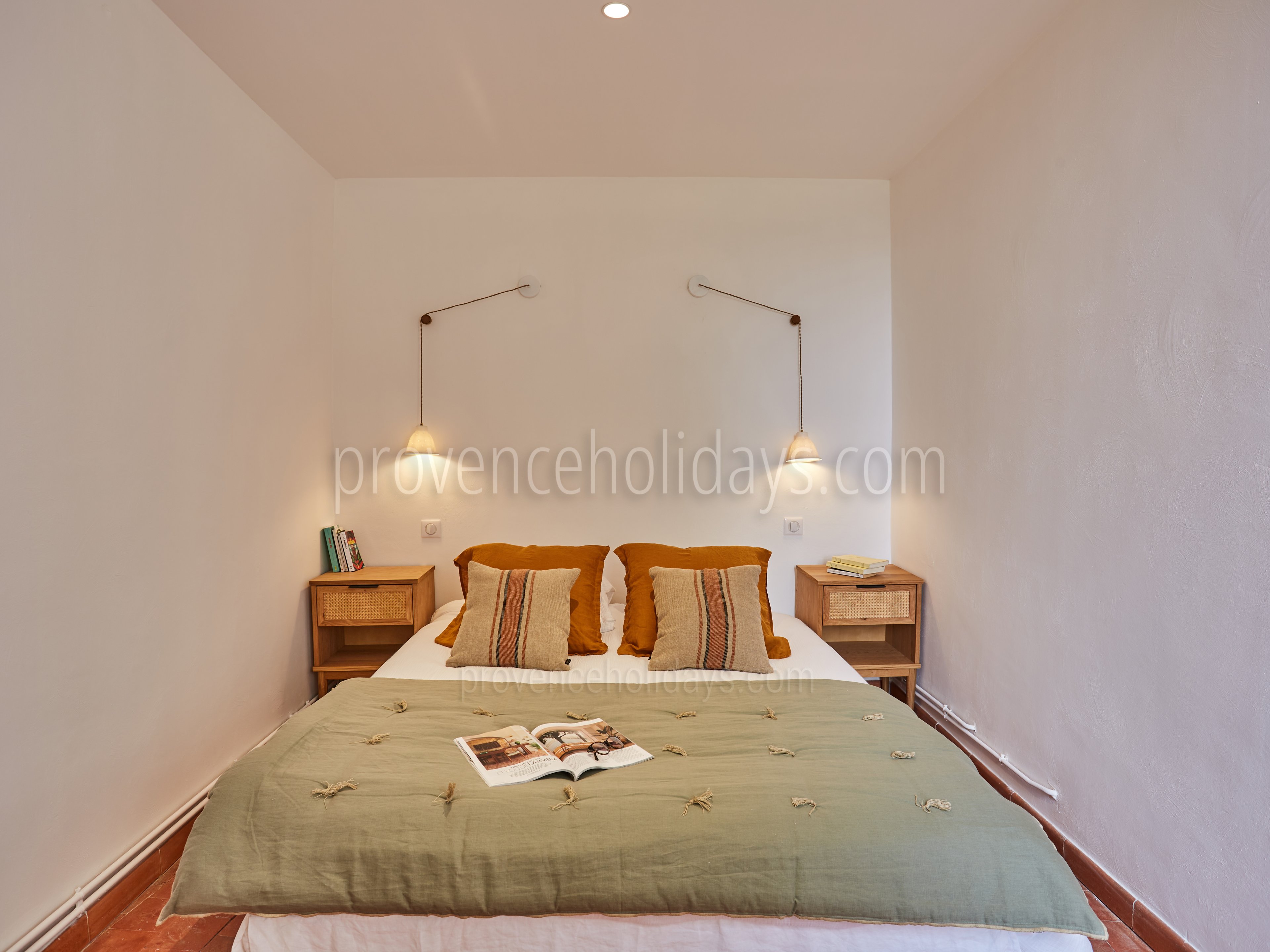 37 - La Maison de Goult: Villa: Bedroom