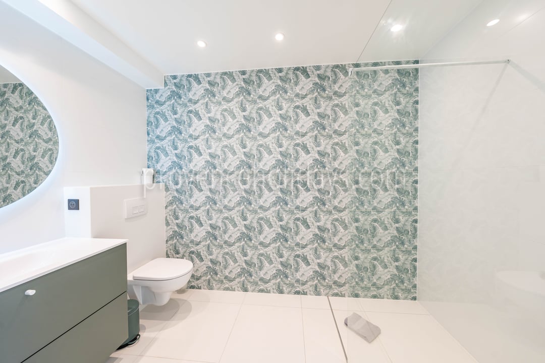 18 - Villa Croisette: Villa: Bathroom