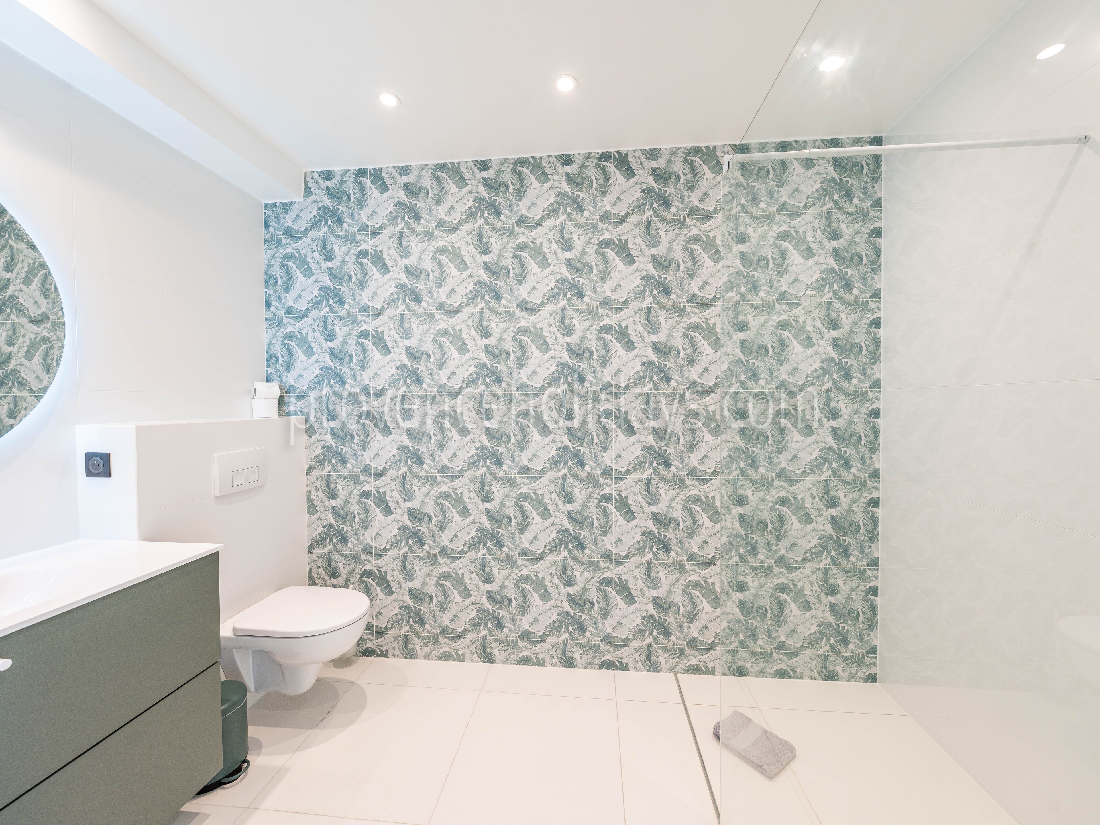 18 - Villa Croisette: Villa: Bathroom