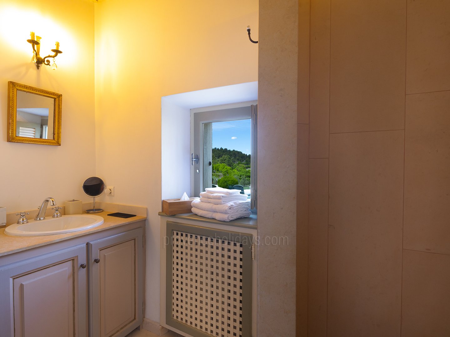29 - Mas Trigaud: Villa: Bathroom