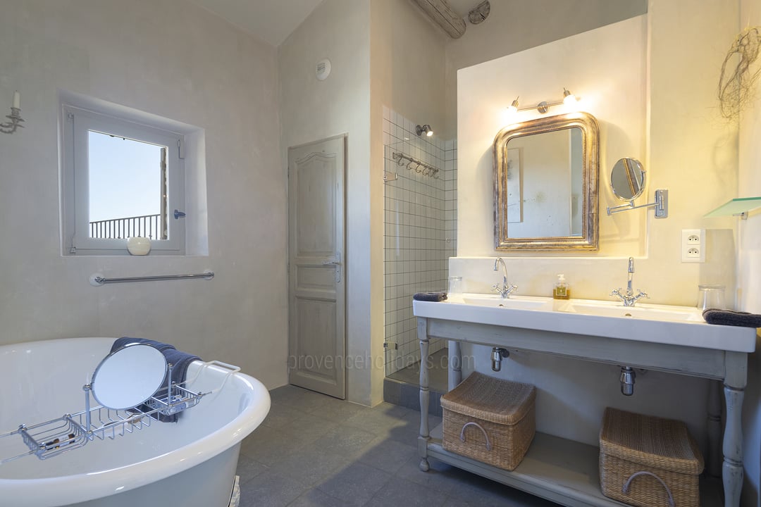 9 - Villa Cabrières-d\'Avignon: Villa: Bathroom