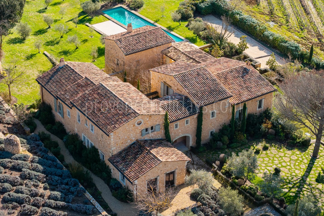 2 - Provençal residence in Bonnieux: Villa: Exterior