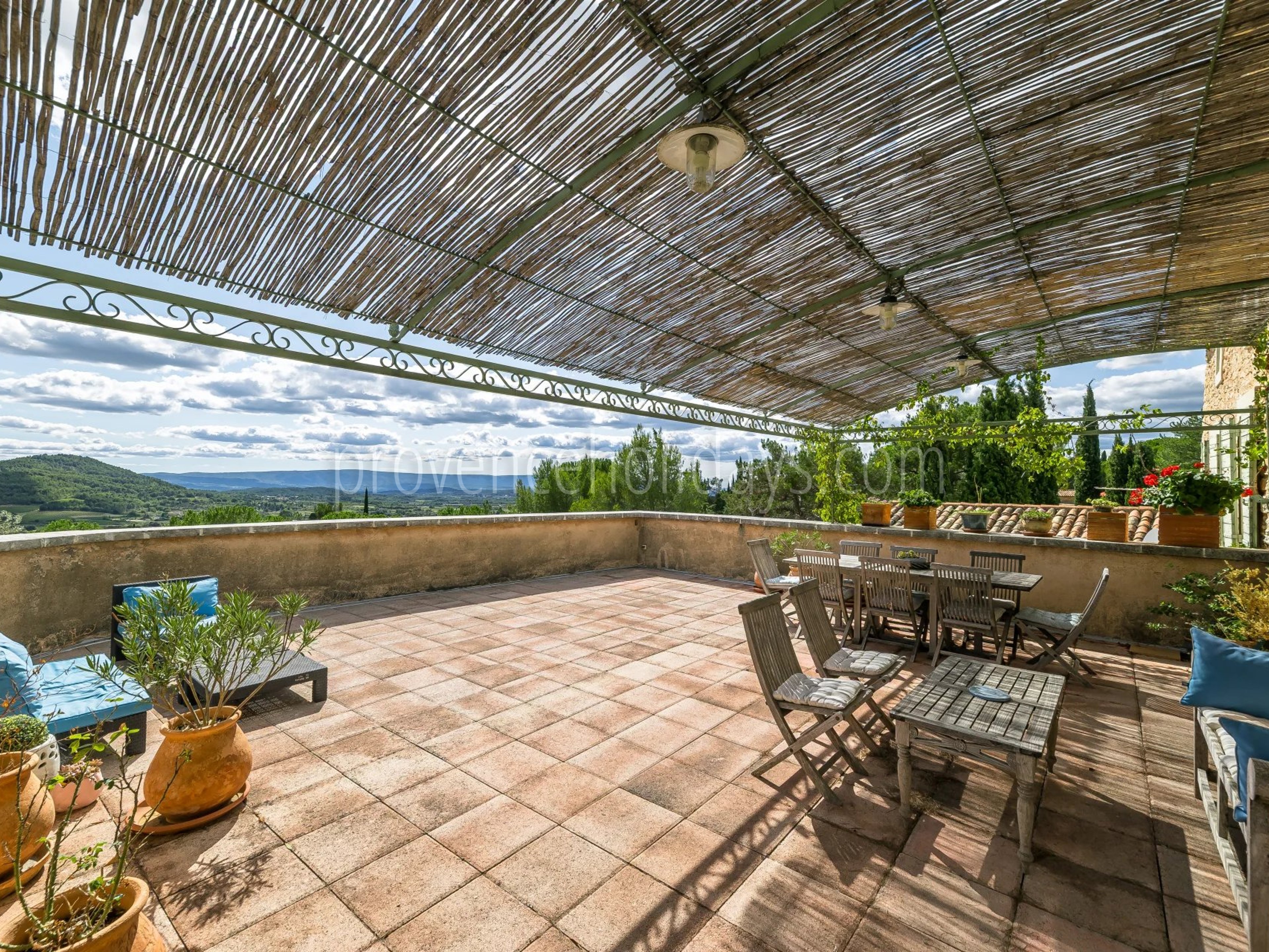 5 - Stone farmhouse in Saint-Saturnin-lès-Apt: Villa: Exterior