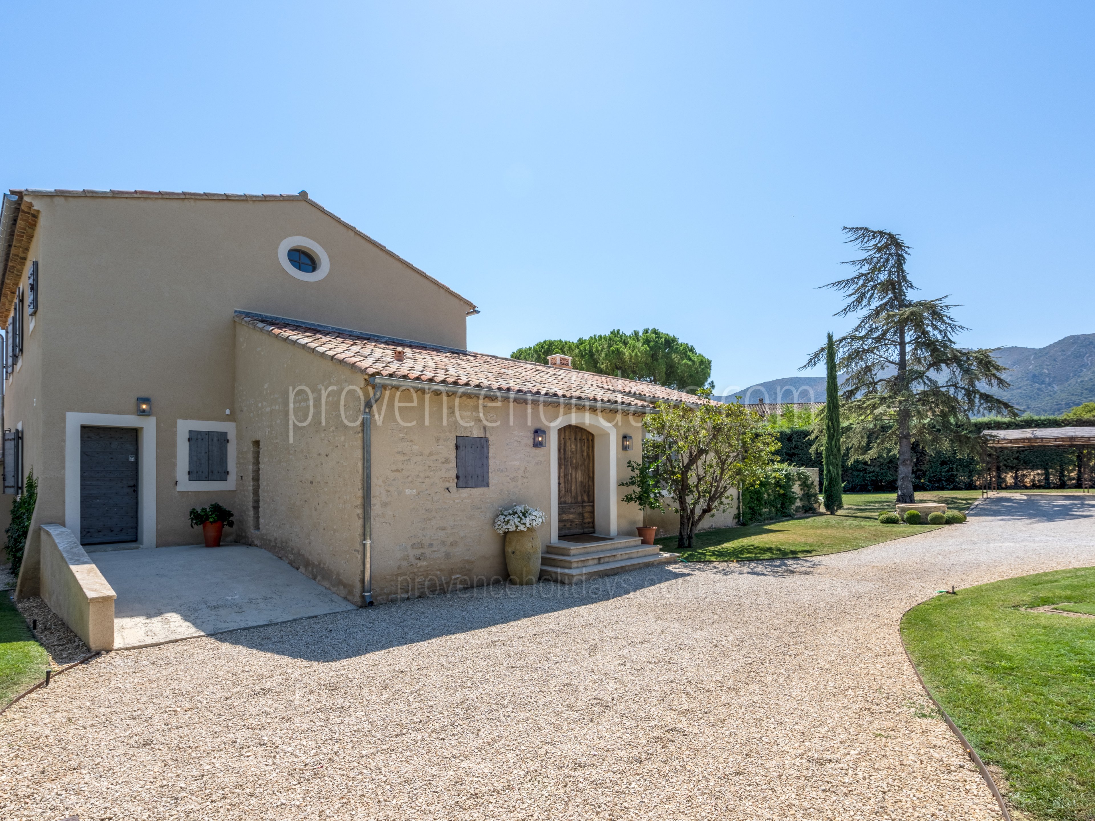 17 - Mas d\'Oppède: Villa: Exterior