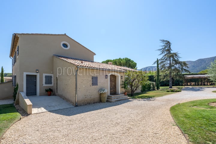 17 - Mas d\'Oppède: Villa: Exterior