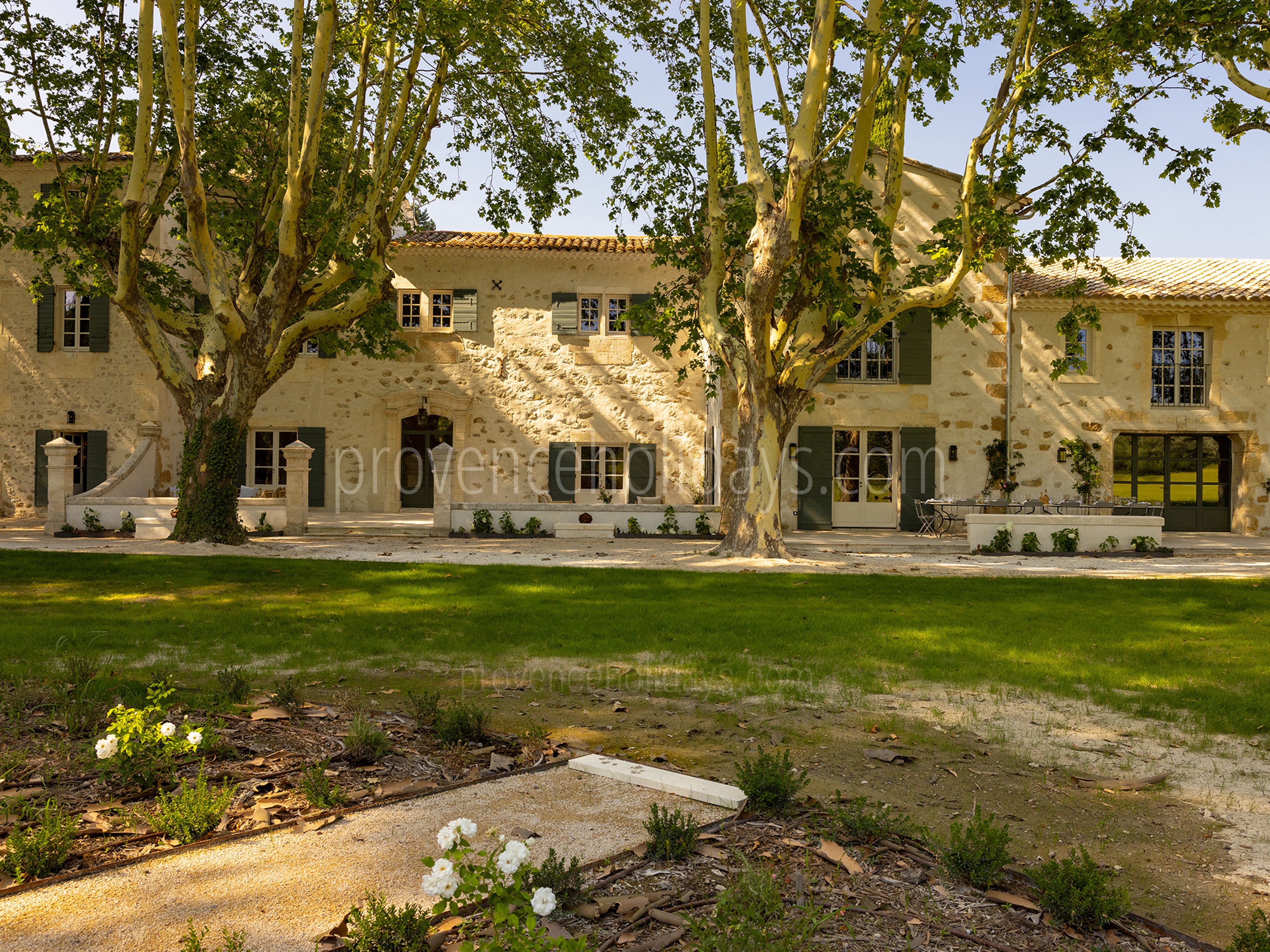 20 - Bastide Mouriès: Villa: Exterior