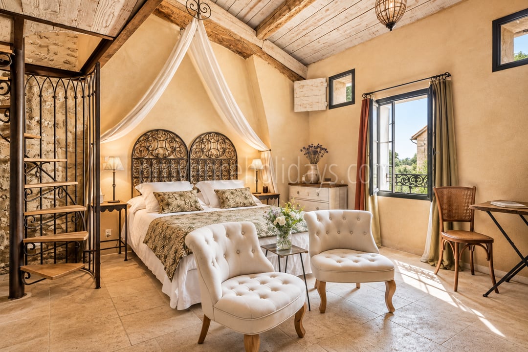 28 - Mas de Beaumes: Villa: Bedroom