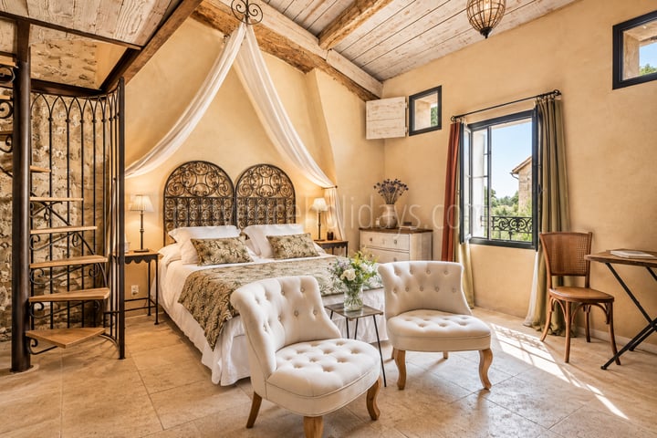 28 - Mas de Beaumes: Villa: Bedroom