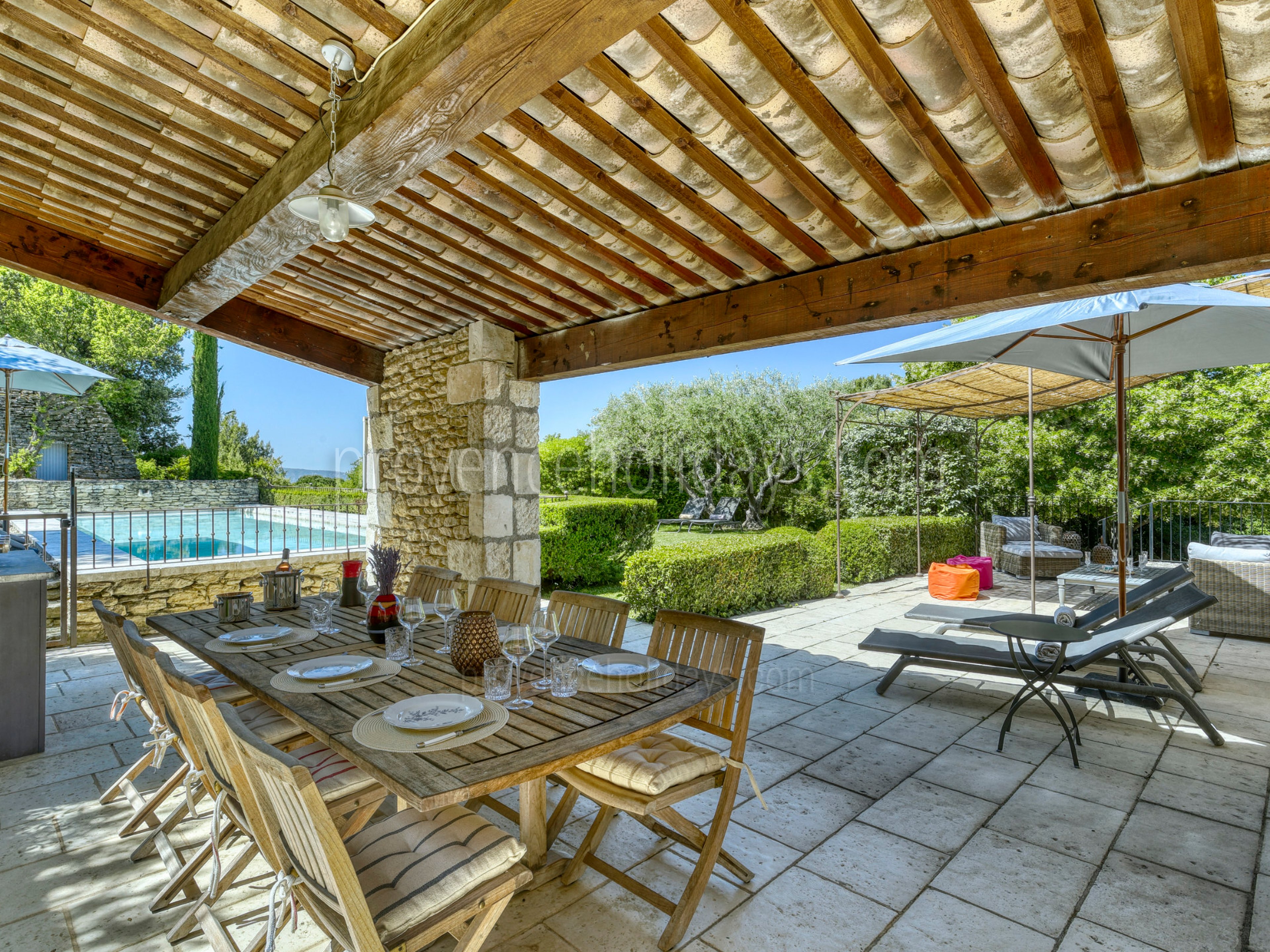 33 - Les Terrasses de Gordes: Villa: Exterior