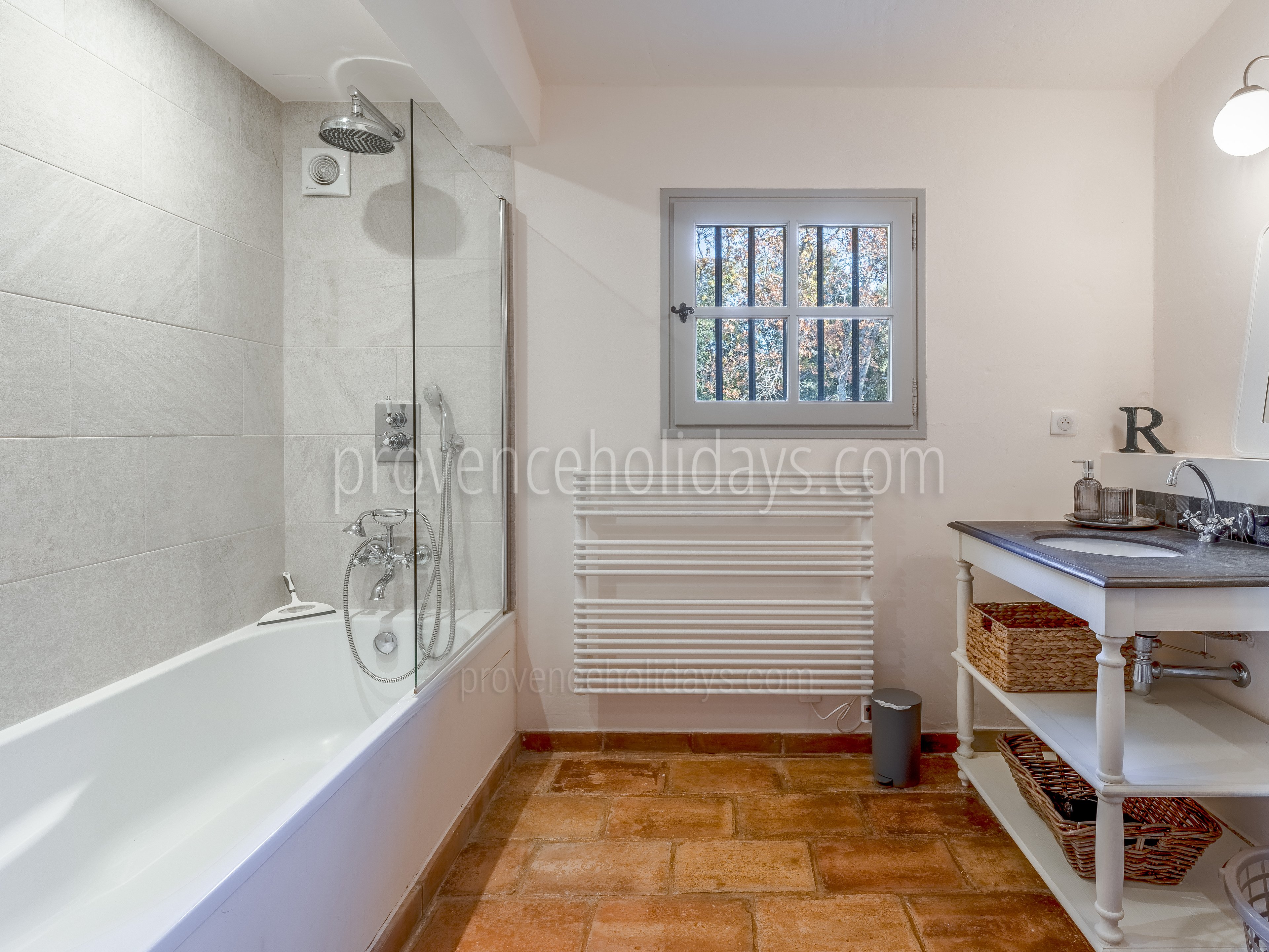 37 - Le Mas des Proles: Villa: Bathroom 2