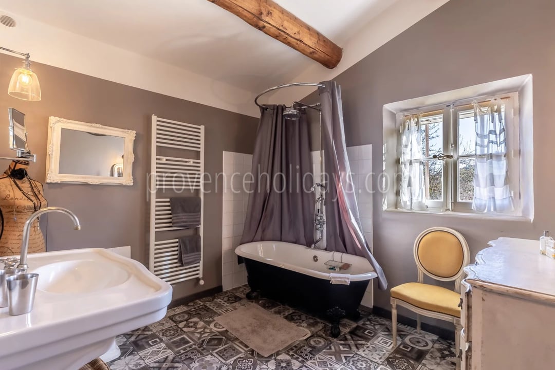 12 - Stone bastide in Cavaillon: Villa: Bathroom