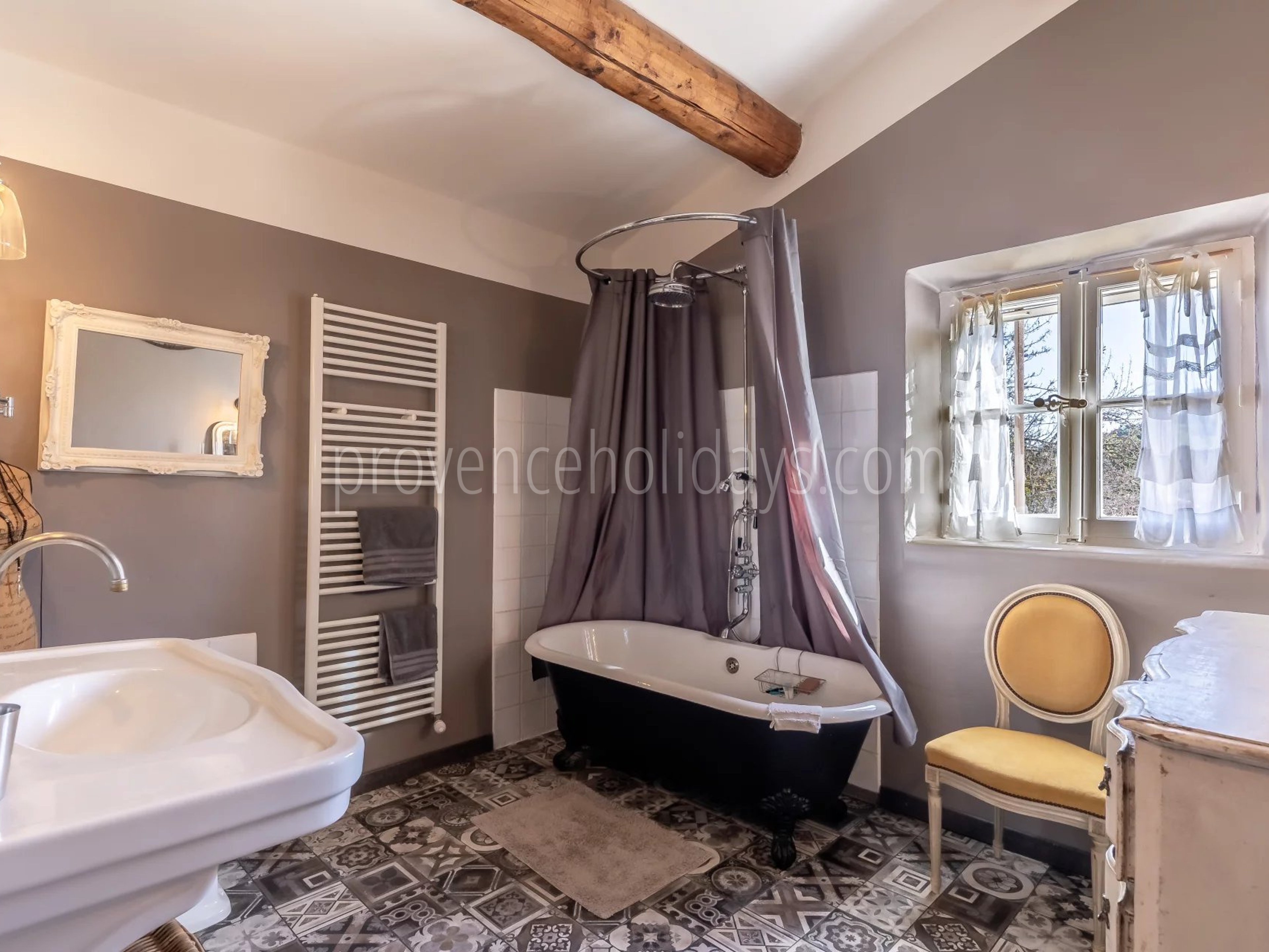 12 - Stone bastide in Cavaillon: Villa: Bathroom