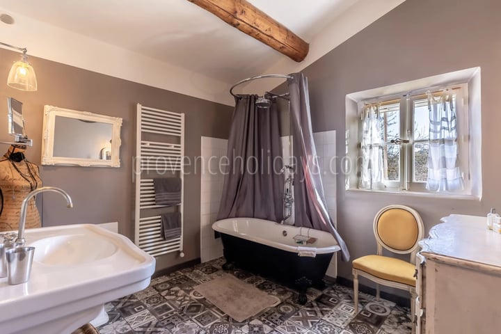 12 - Stone bastide in Cavaillon: Villa: Bathroom