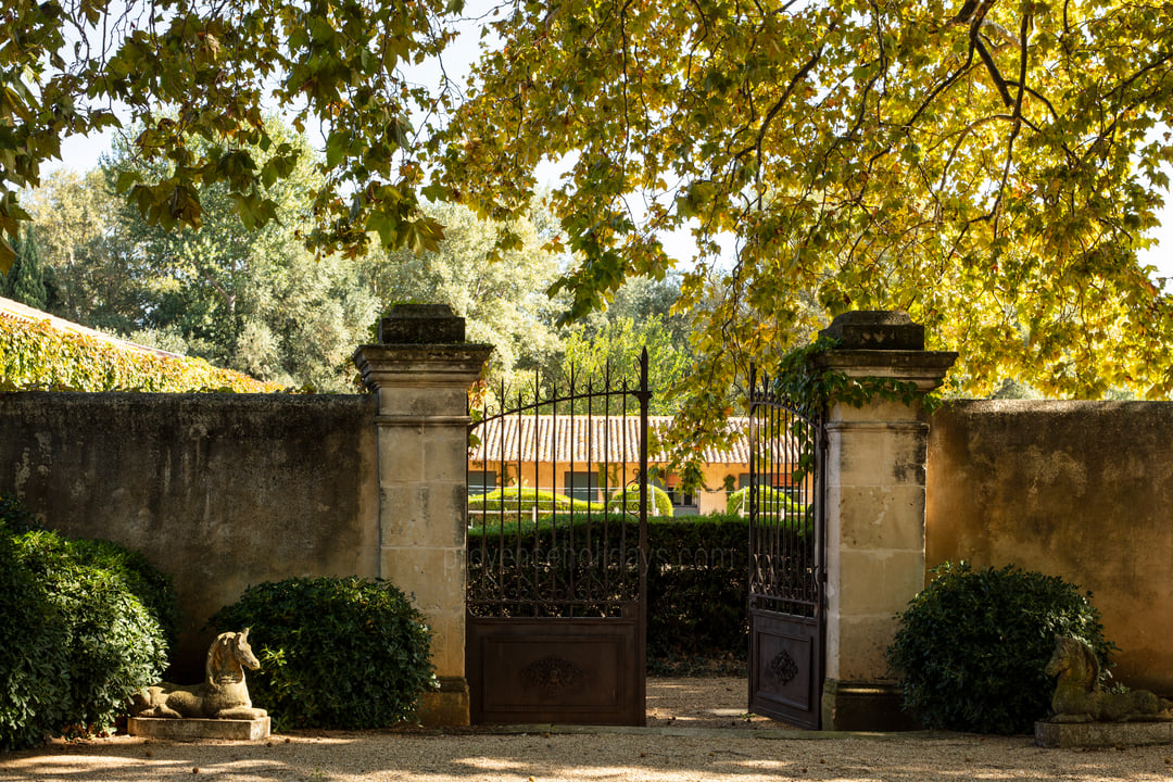 44 - Domaine de Mouriès: Villa: Exterior