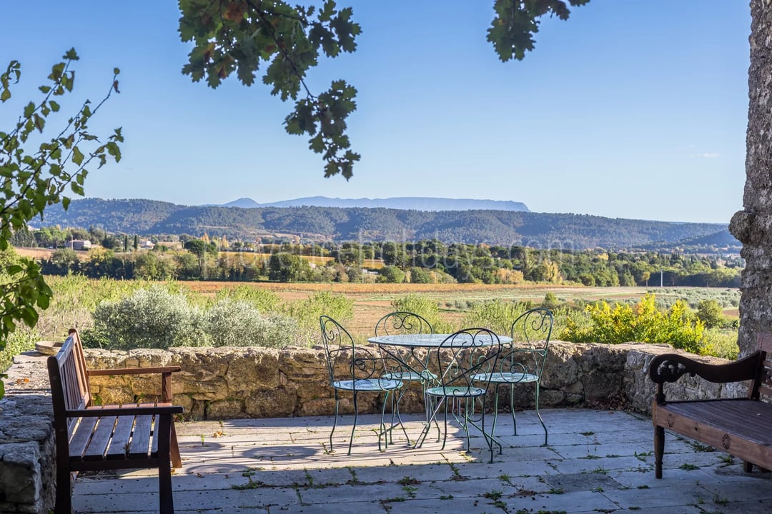 2 - Stone property in Cucuron: Villa: Exterior