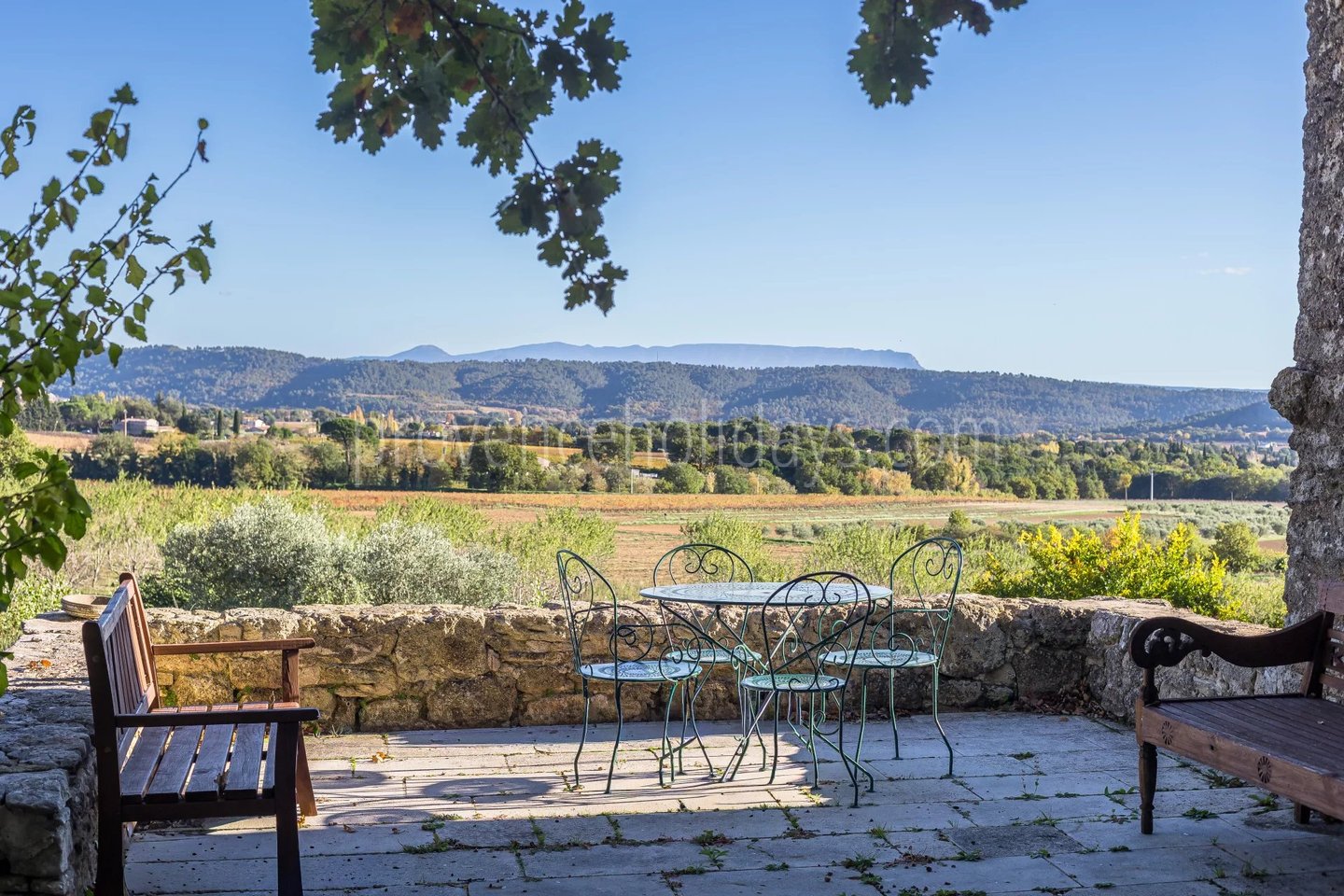 2 - Stone property in Cucuron: Villa: Exterior