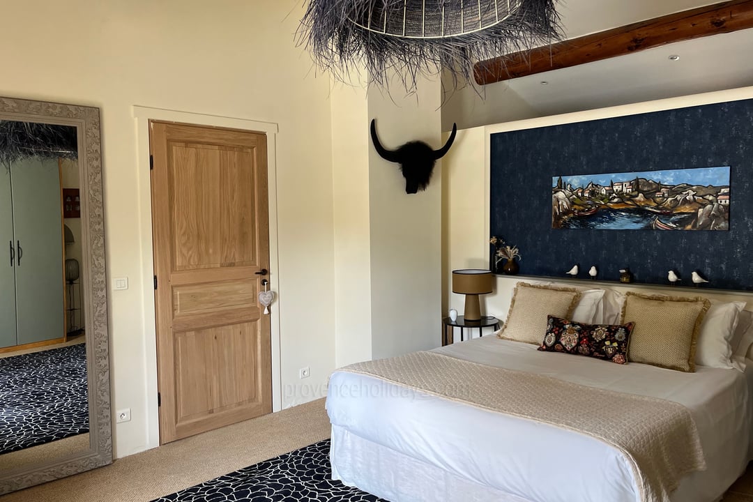 24 - Le Mas de la Cabro: Villa: Bedroom