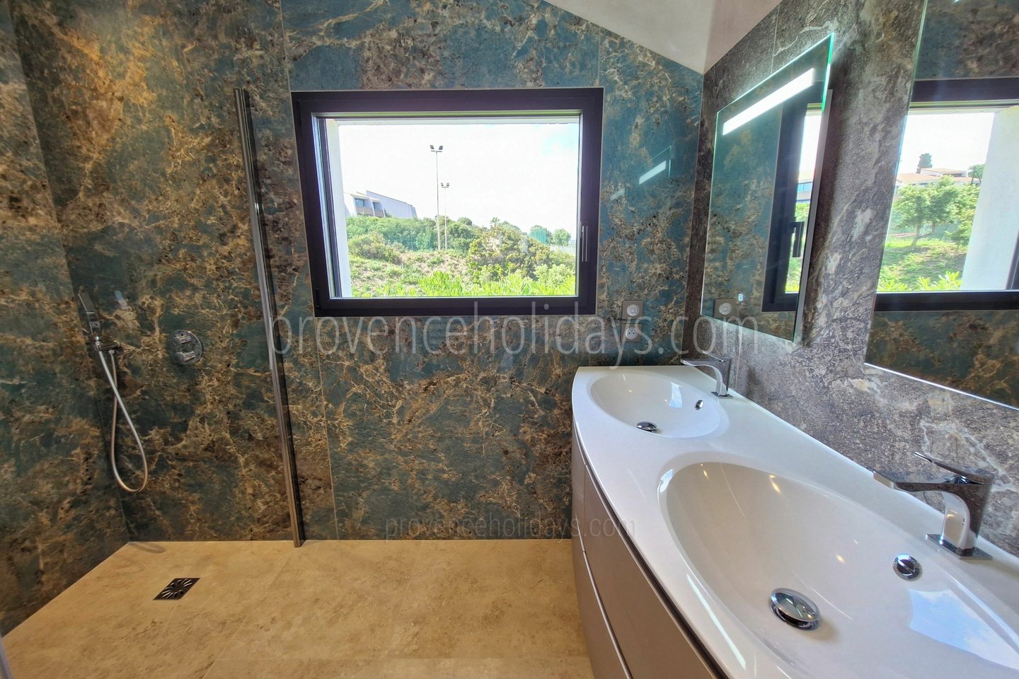 12 - Villa Issa: Villa: Bathroom