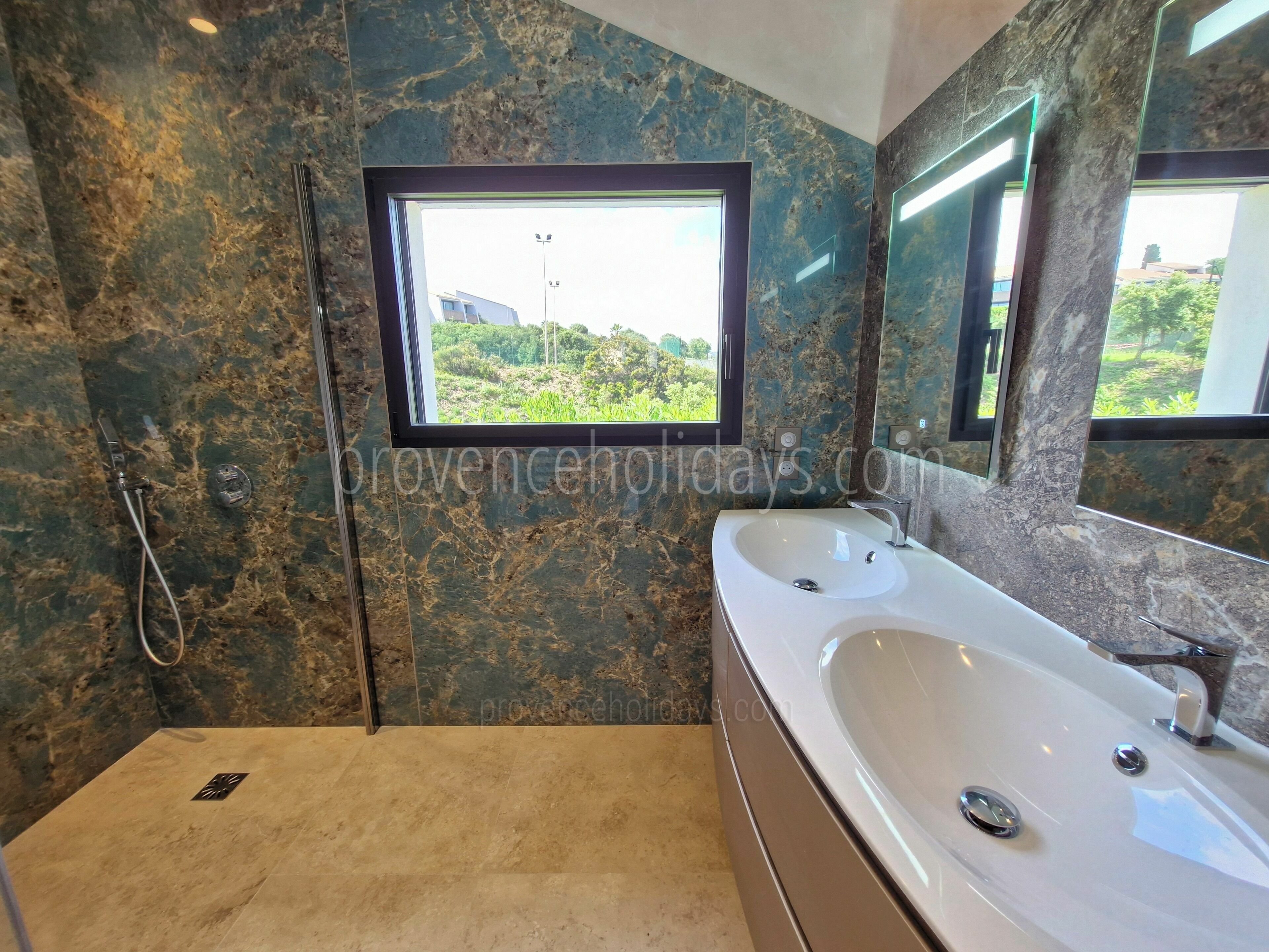 12 - Villa Issa: Villa: Bathroom