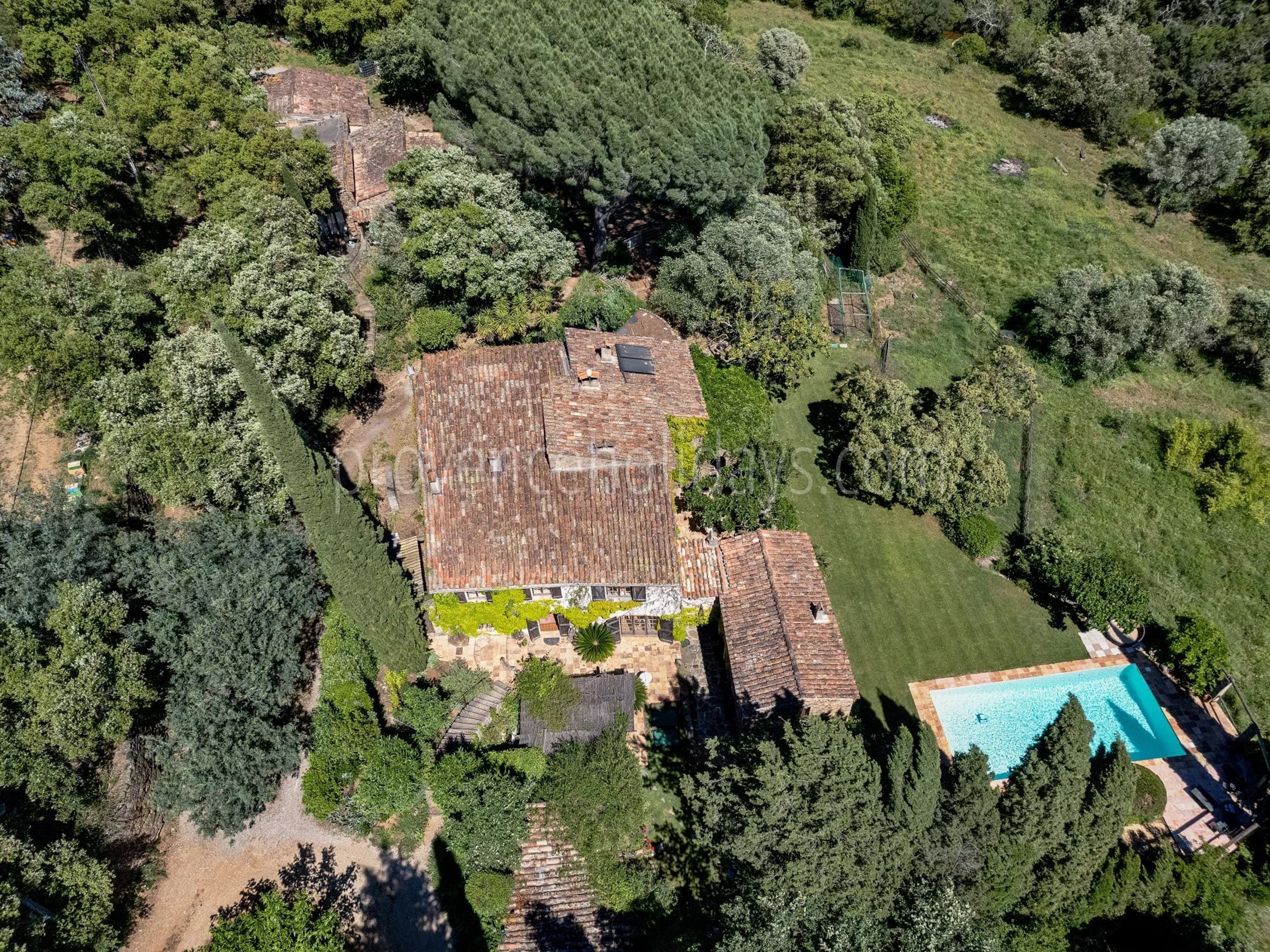 39 - Te renoveren gehucht in Grimaud: Villa: Exterior