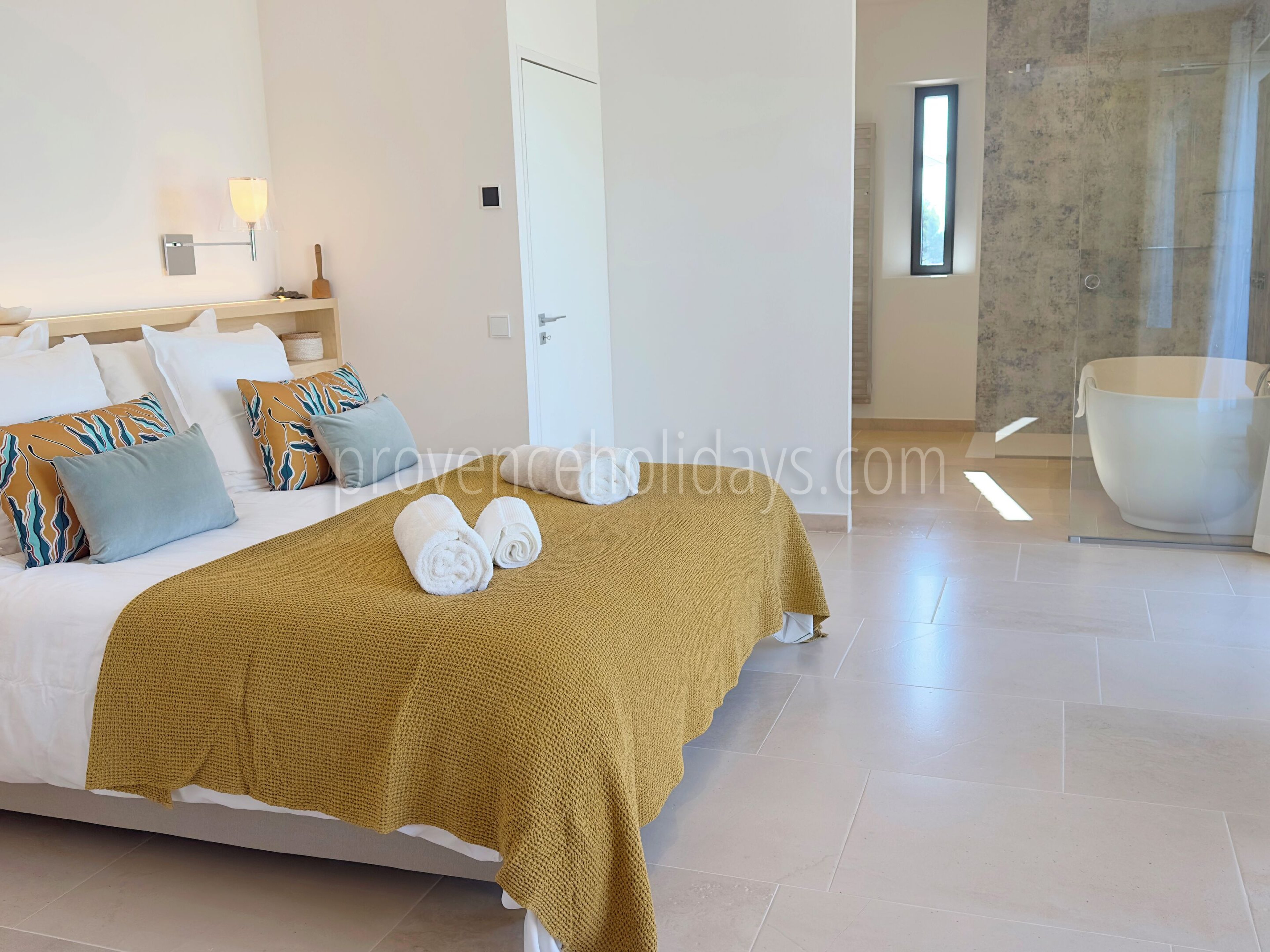 23 - Domaine Altavista: Villa: Bedroom 1