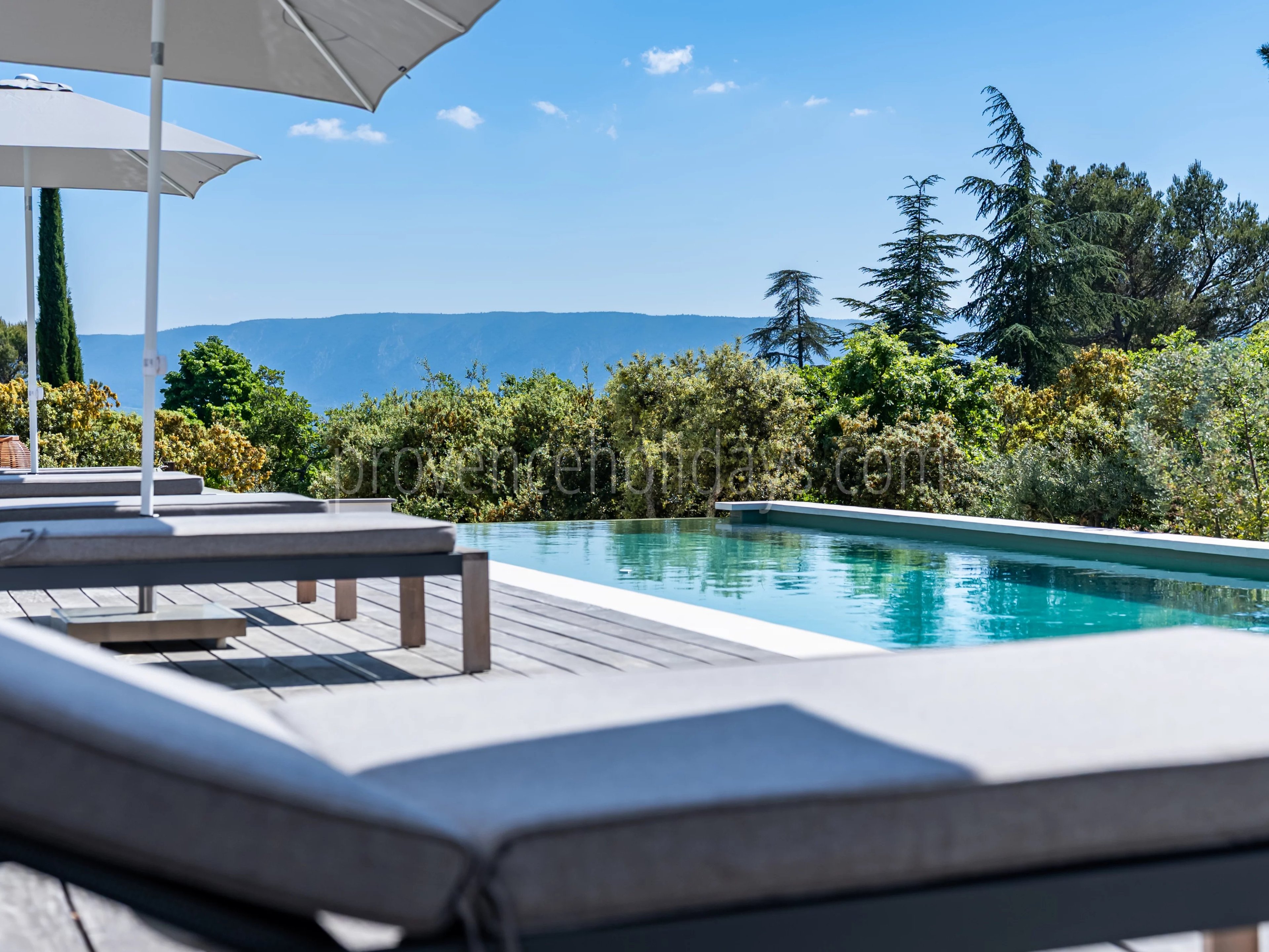 7 - Villa with pool in Gordes: Villa: Pool