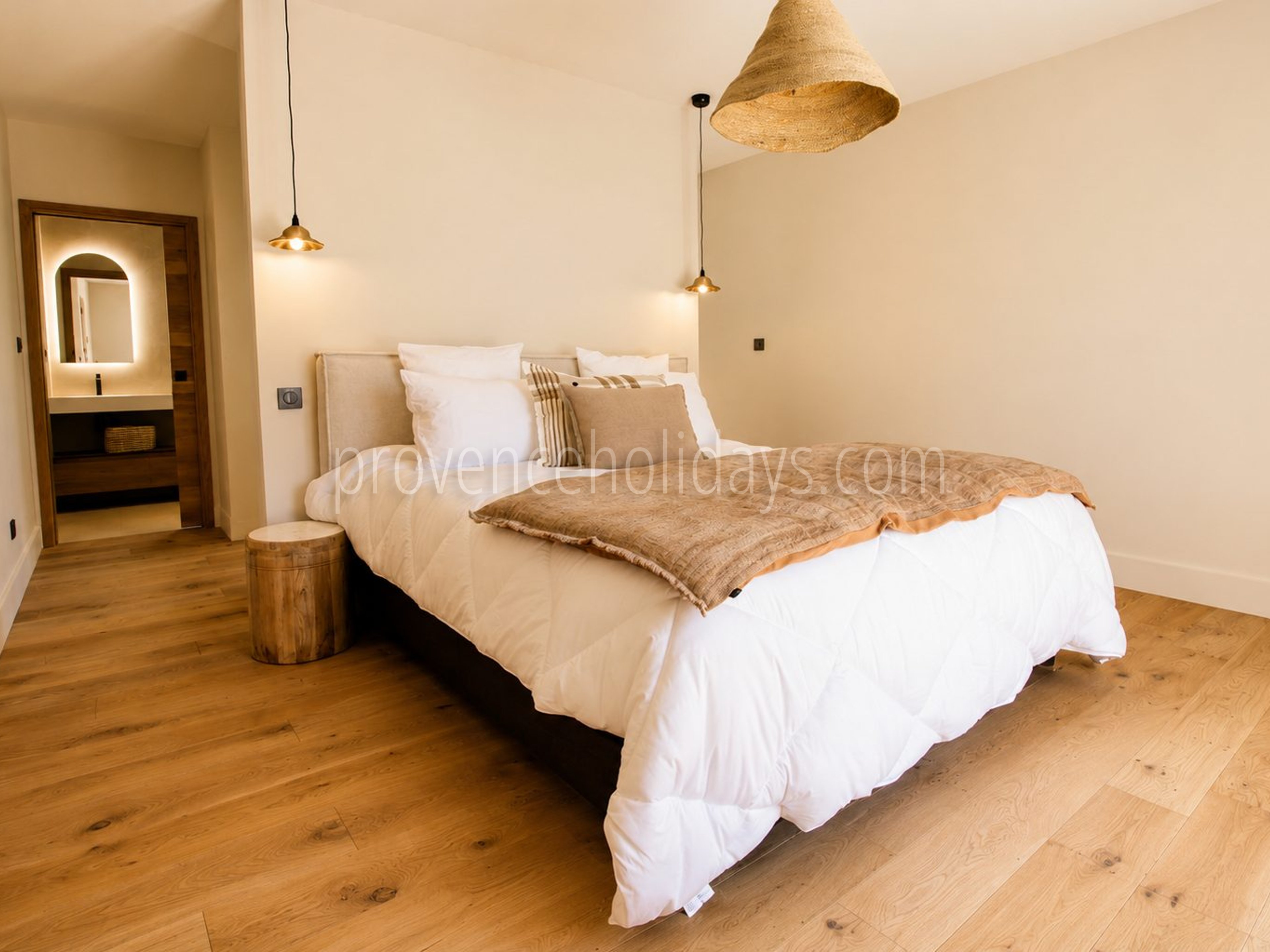 17 - Villa within walking distance of Maussane-les-Alpilles: Villa: Bedroom