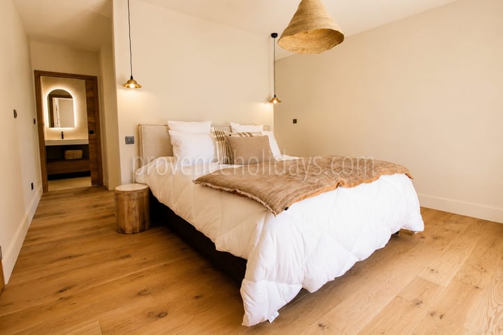 17 - Villa within walking distance of Maussane-les-Alpilles: Villa: Bedroom