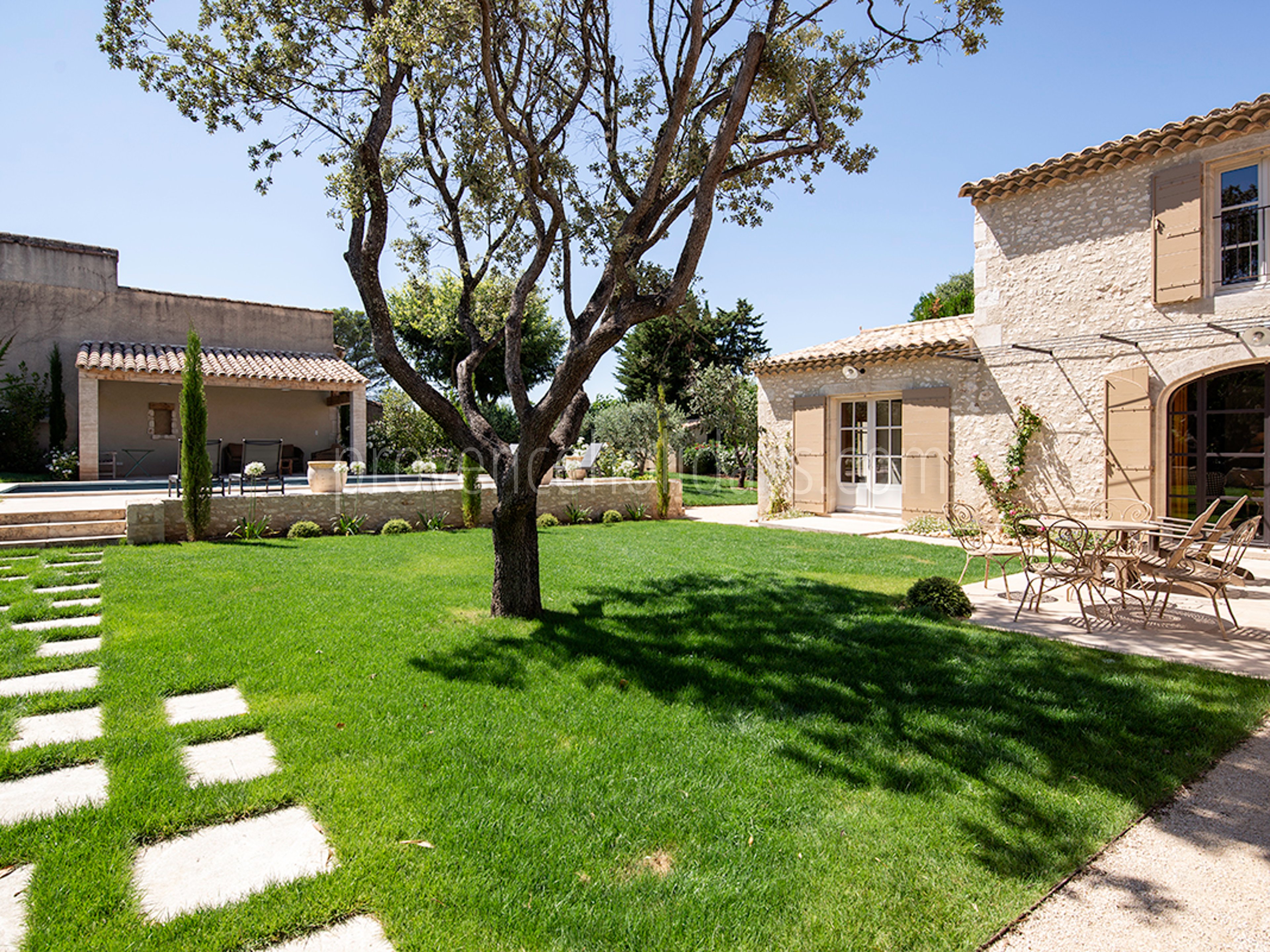 14 - Maison Eygalières: Villa: Exterior