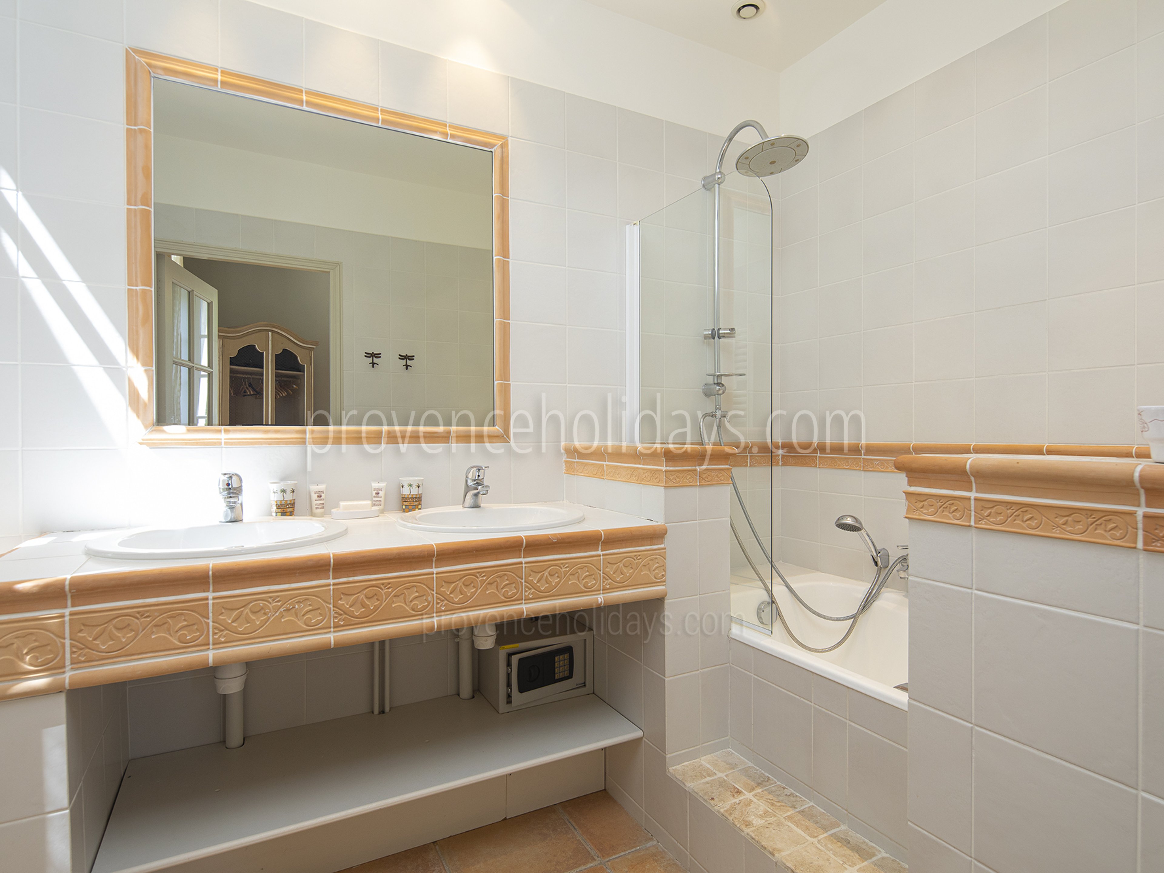 34 - Bastide Lacoste: Villa: Bathroom