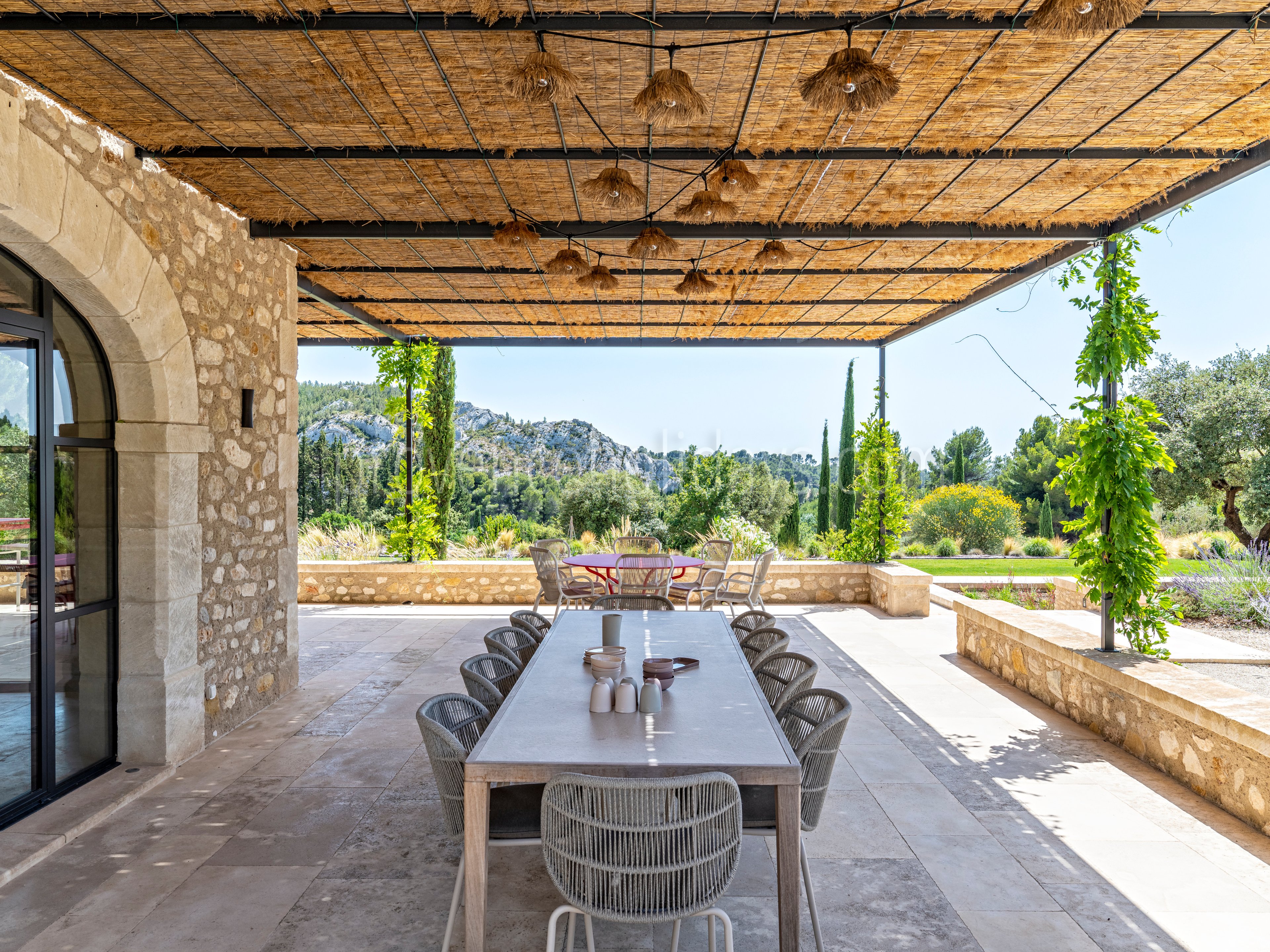 174 - Le Loup des Alpilles: Villa: Exterior