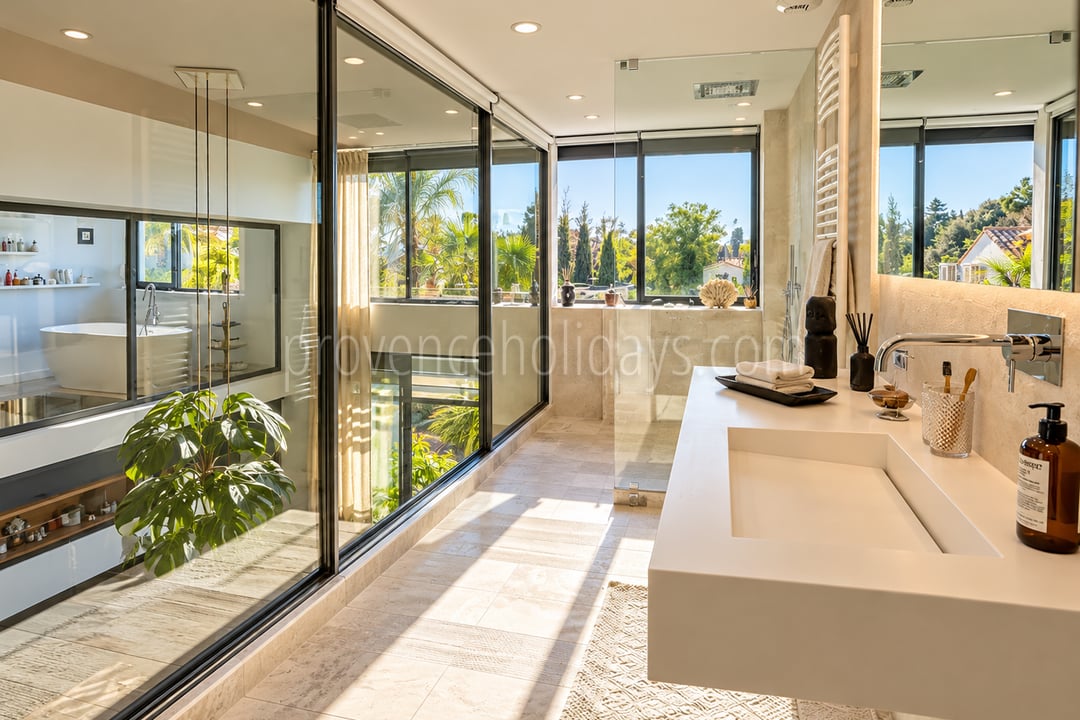 8 - A stunning loft within walking distance of the town centre: Villa: Bathroom